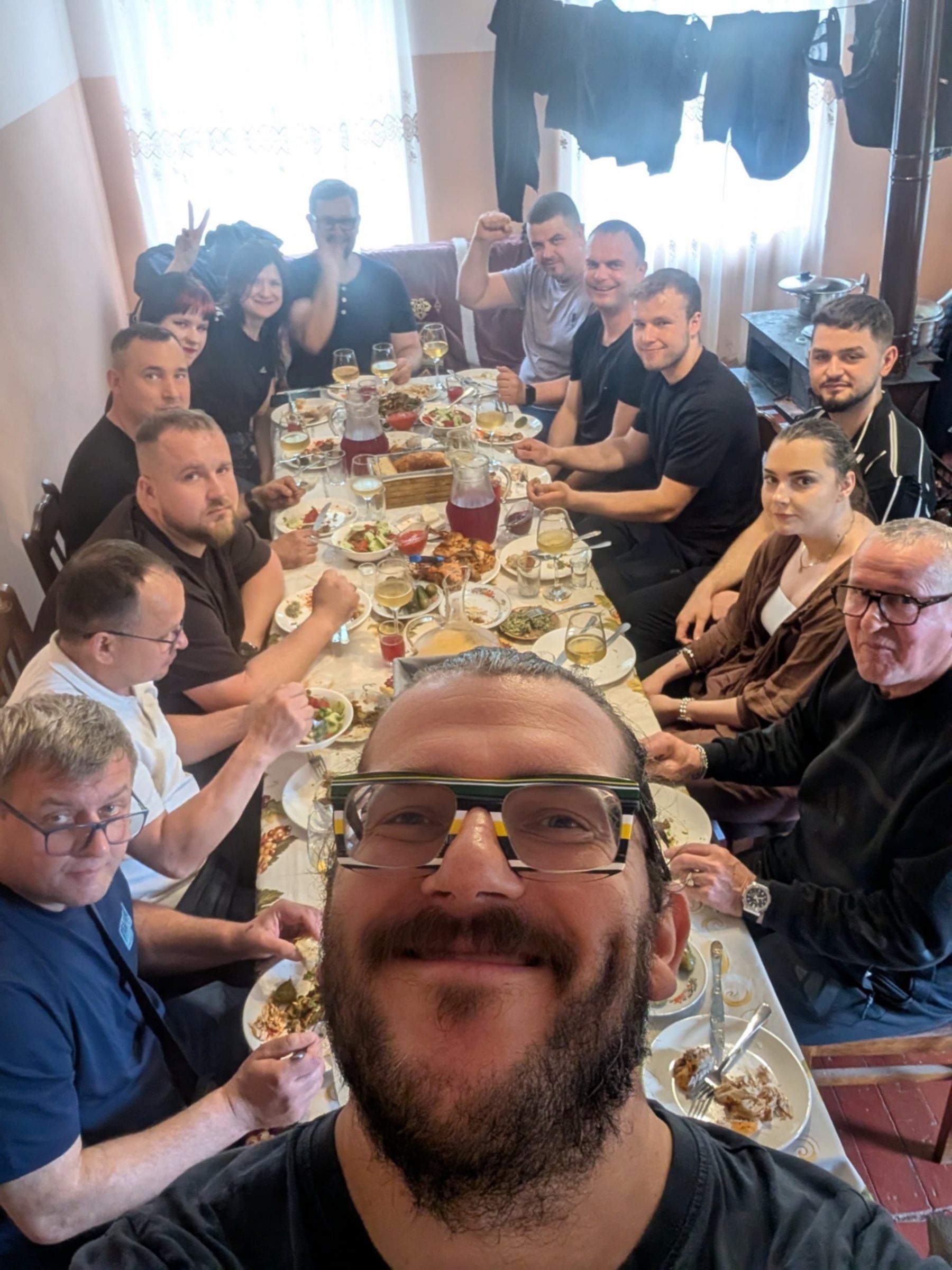 Kolacja z lokalnymi potrawami podczas wycieczki po Gruzji z Kavkaz Brothers
