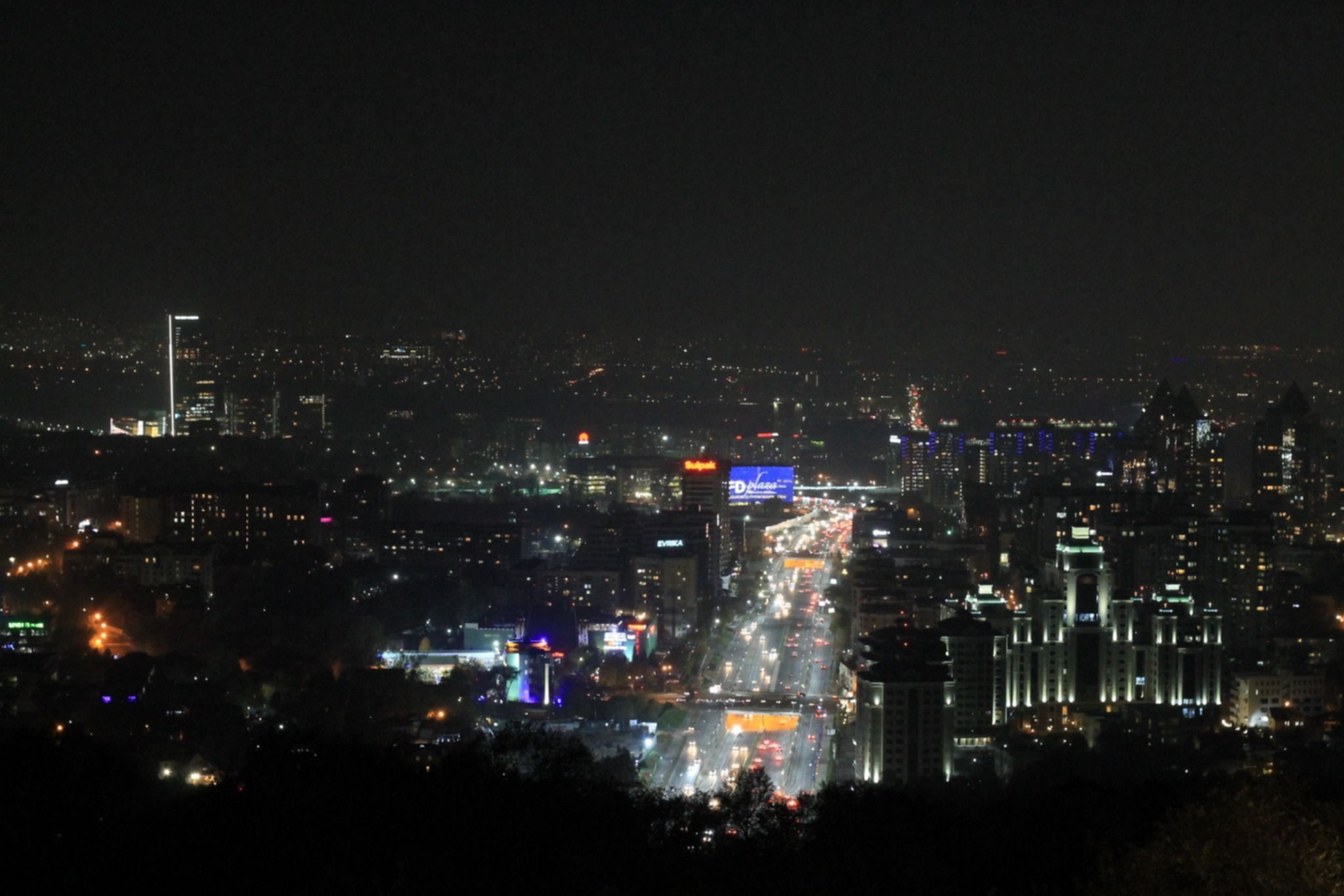 Wieczorny widok na Ałmaty ze wzgórza Kok Tobe