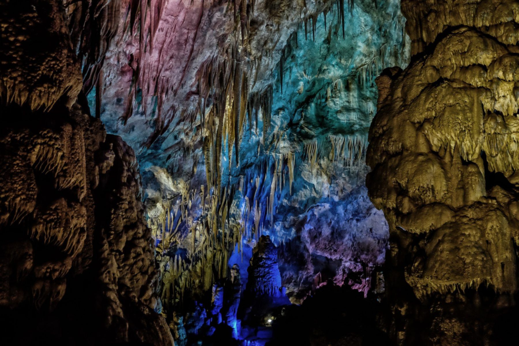oświetlone stalaktyty w jaskini prometeusza