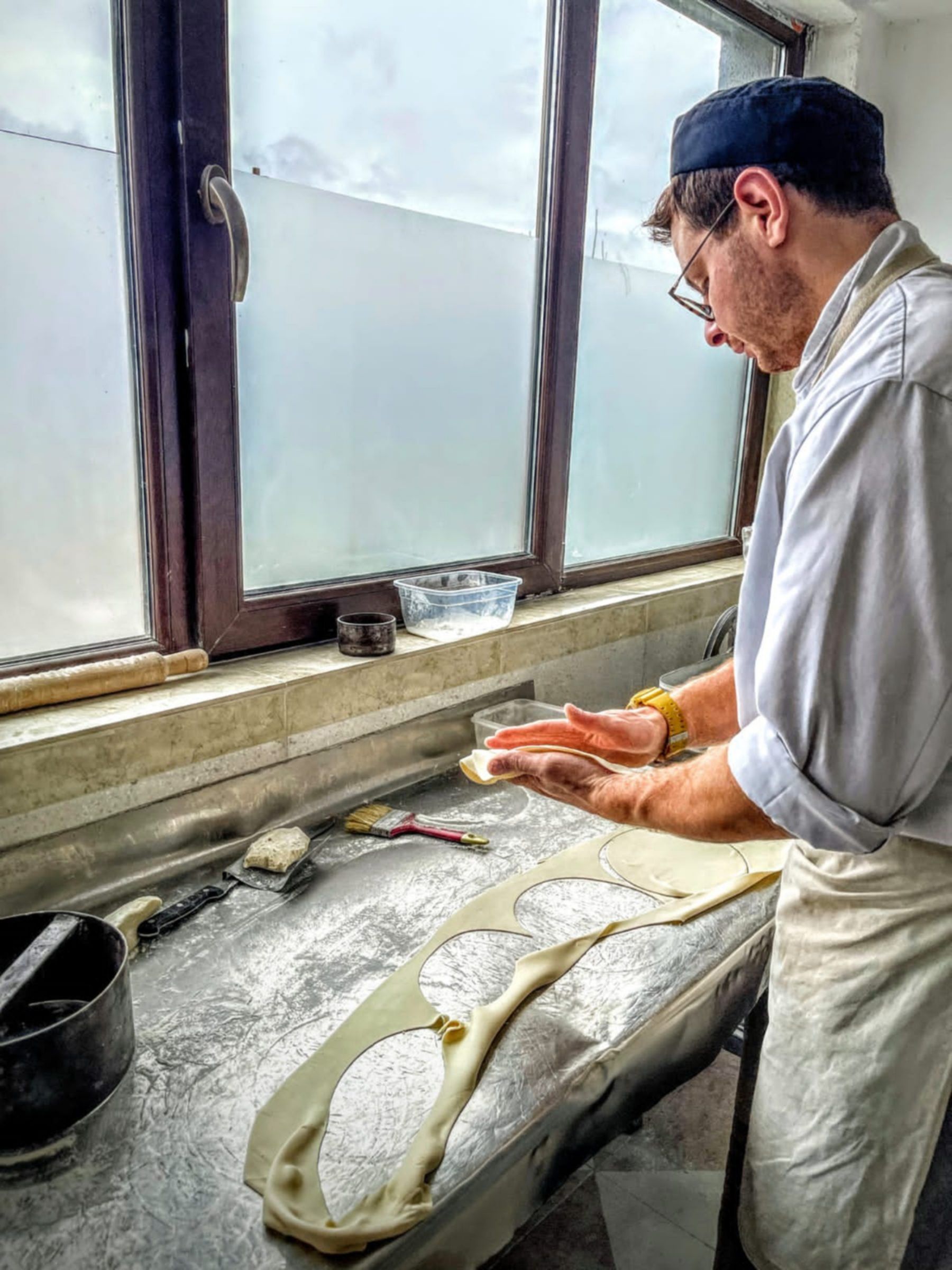 Marat przygotowuje ciasto na chinkali