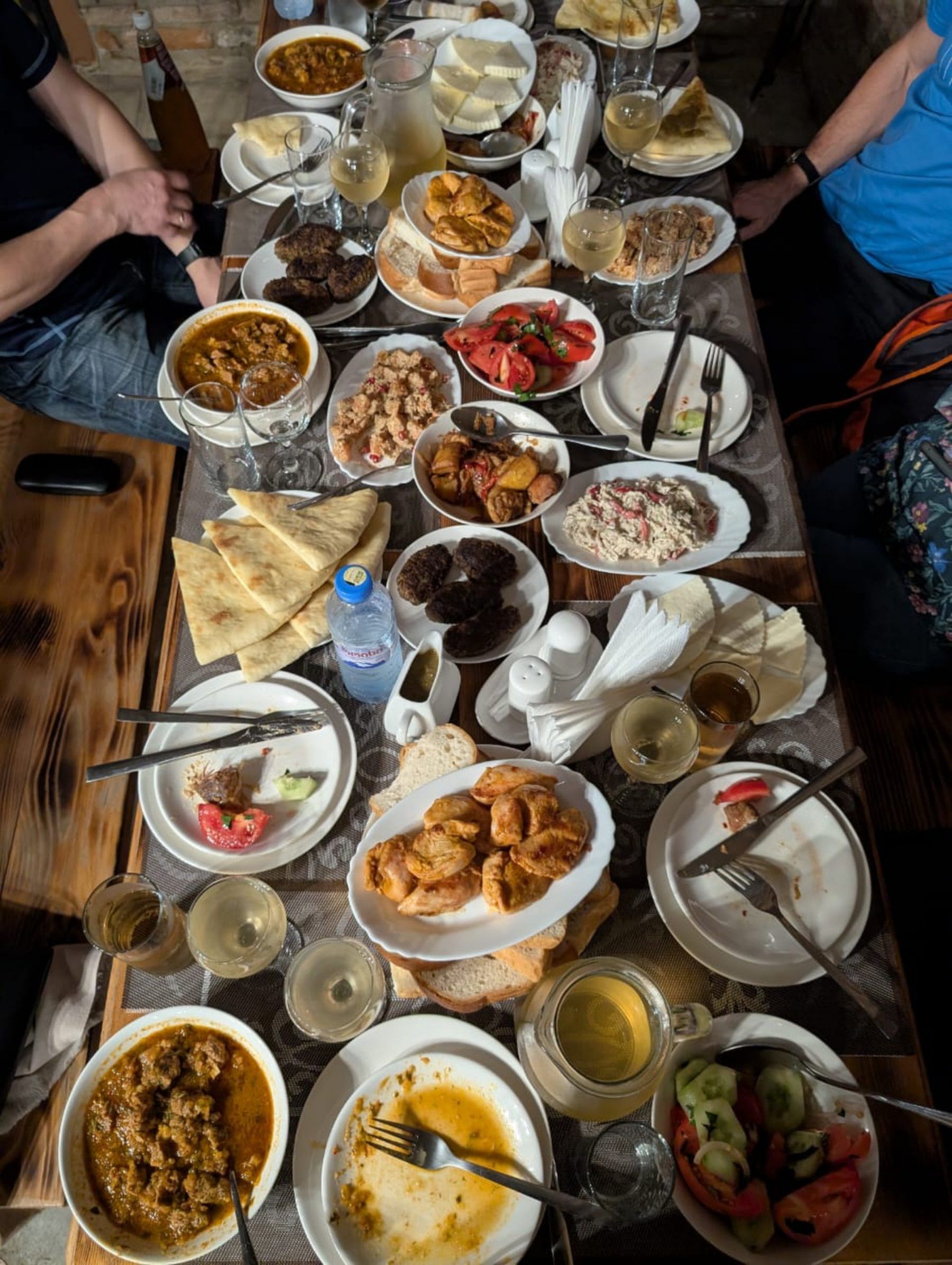 suto zastawiony gruziński stół