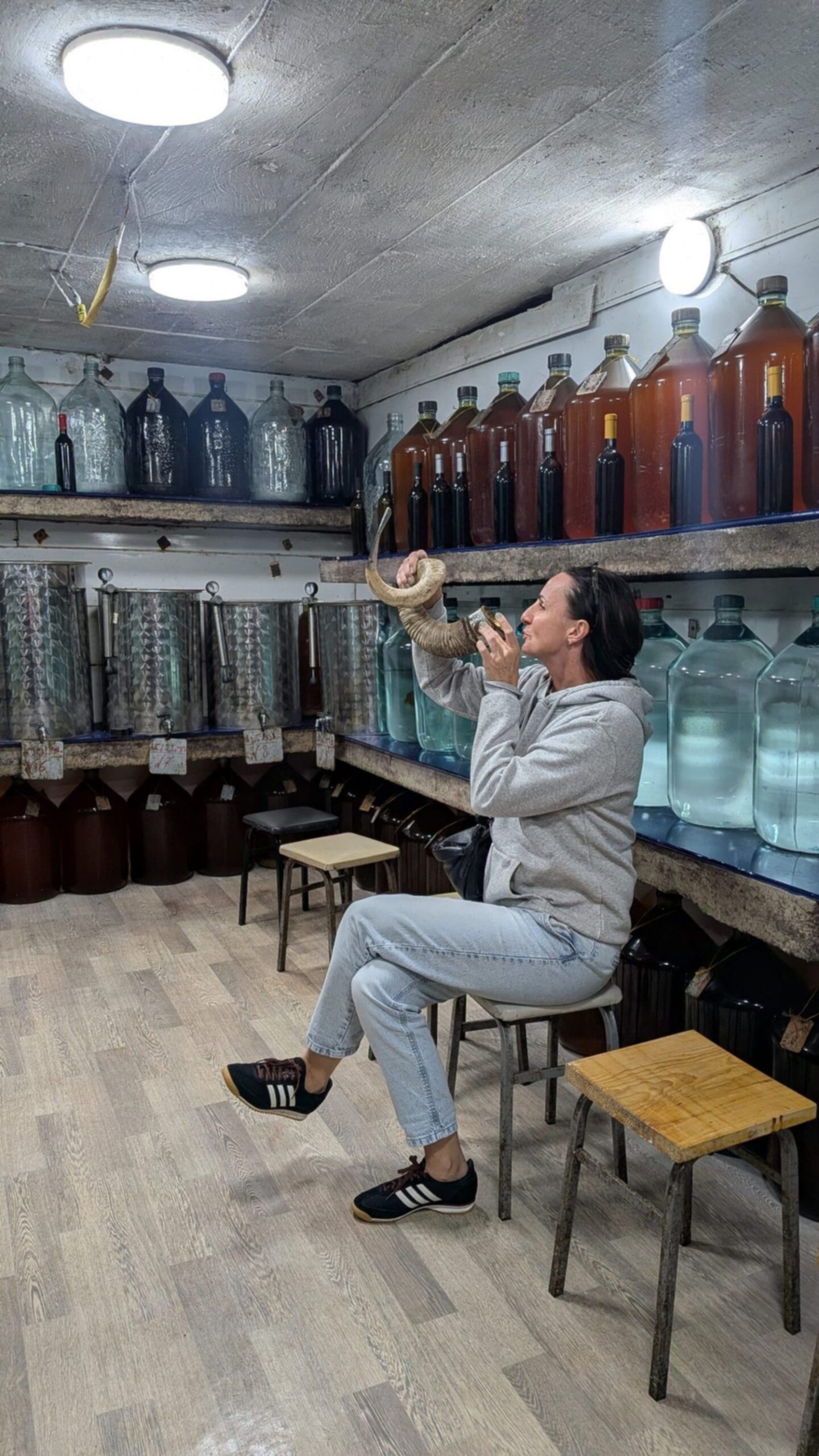 picie wina z rogu - kanci w piwniczce - marani