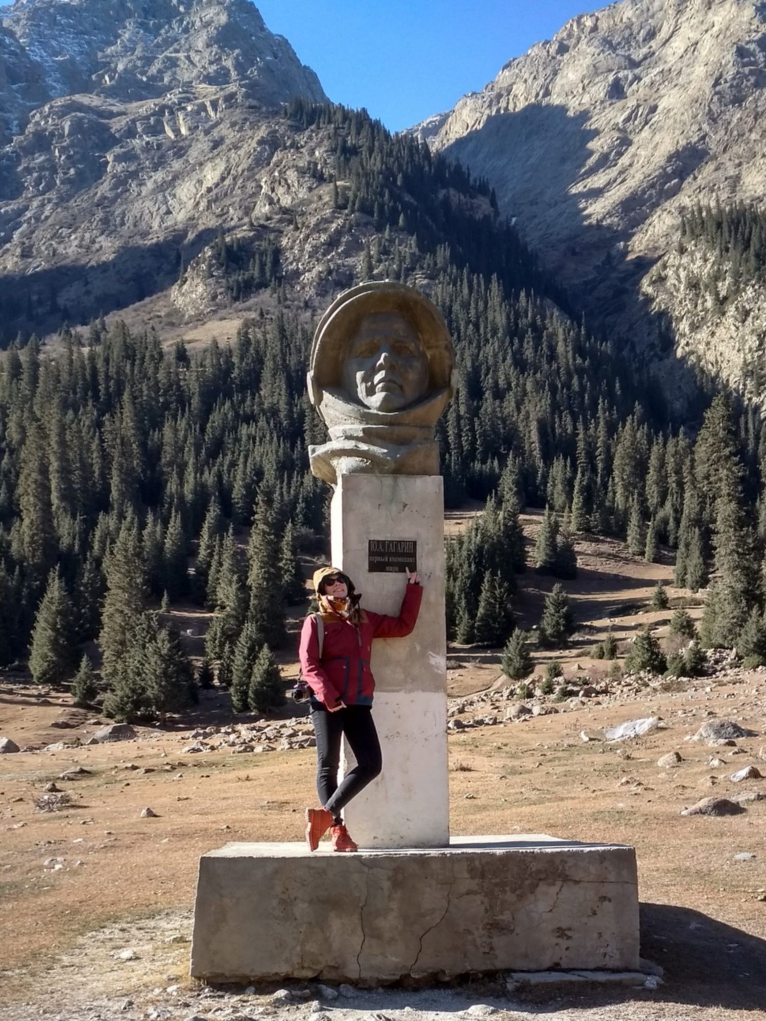 Pomnik Jurija Gagarina w górach Kirgistanu – historyczne miejsce związane z kosmonautyką na tle gór Tien-szan
