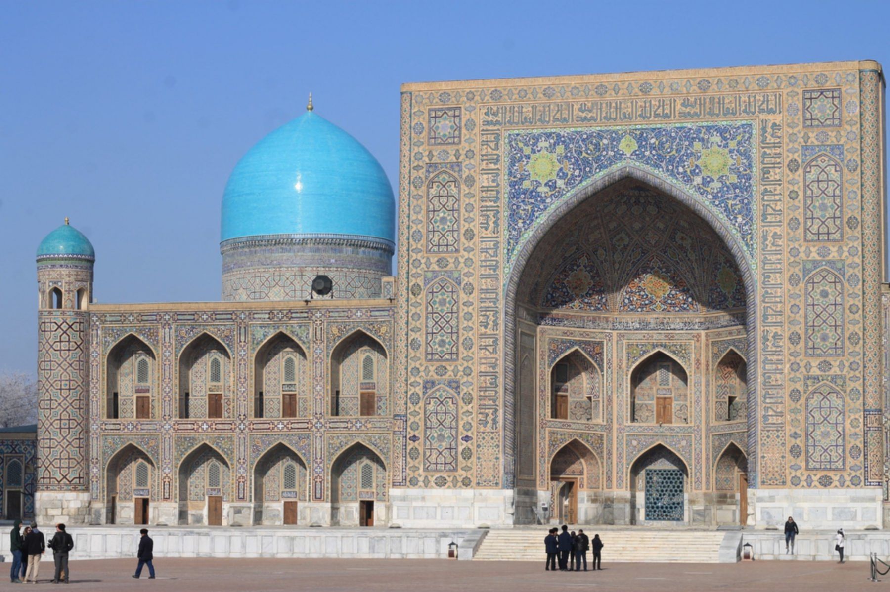 Registan w Samarkandzie – monumentalny zespół medres z bogato zdobionymi mozaikami i turkusową kopułą, Uzbekistan