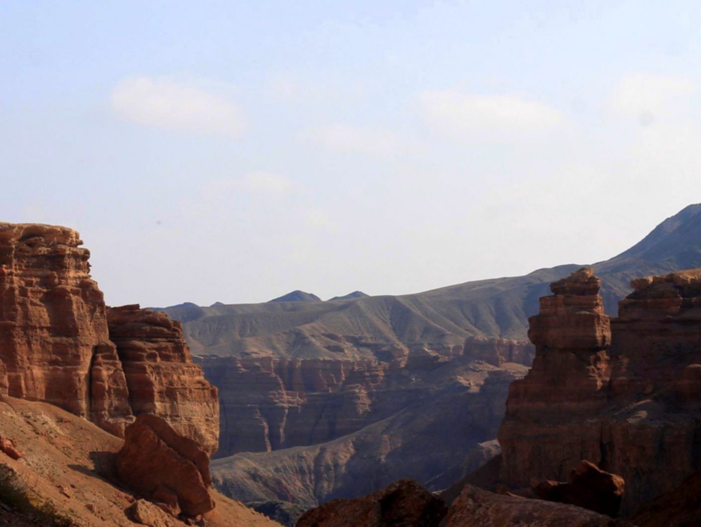 Kanion Szaryński w Kazachstanie – monumentalne czerwone formacje skalne i pustynny krajobraz Azji Centralnej