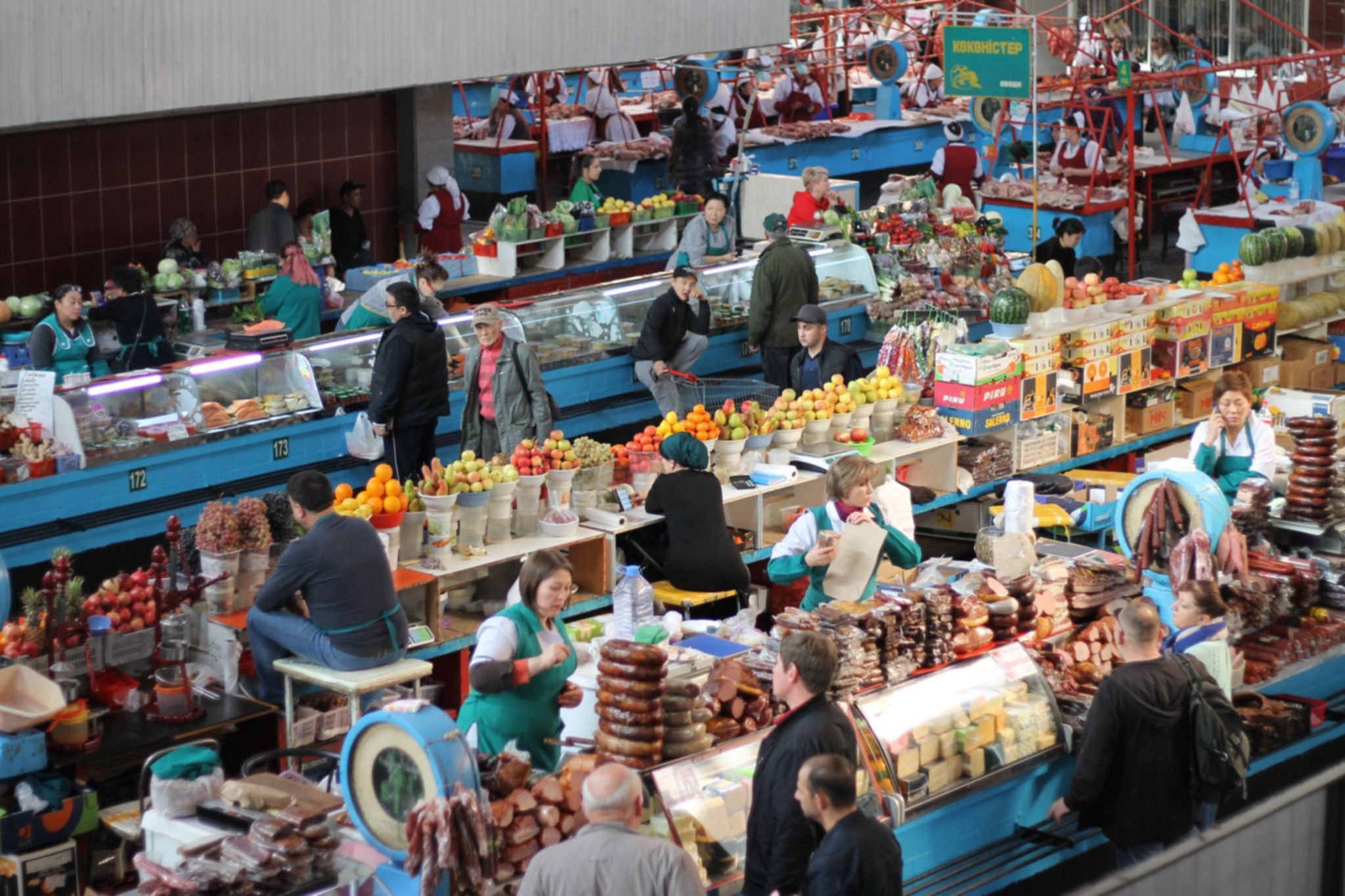 Zielony Bazar w Ałmaty – tradycyjny targ w Kazachstanie pełen lokalnych produktów, owoców, przypraw i wyrobów mięsnych