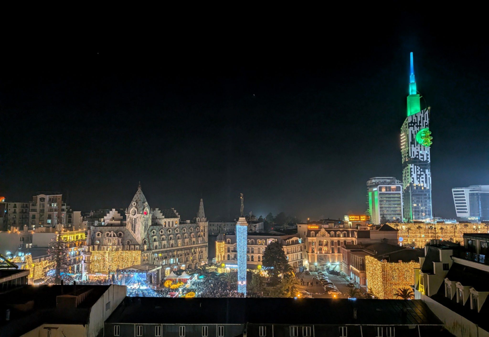 plac europejski w nocy