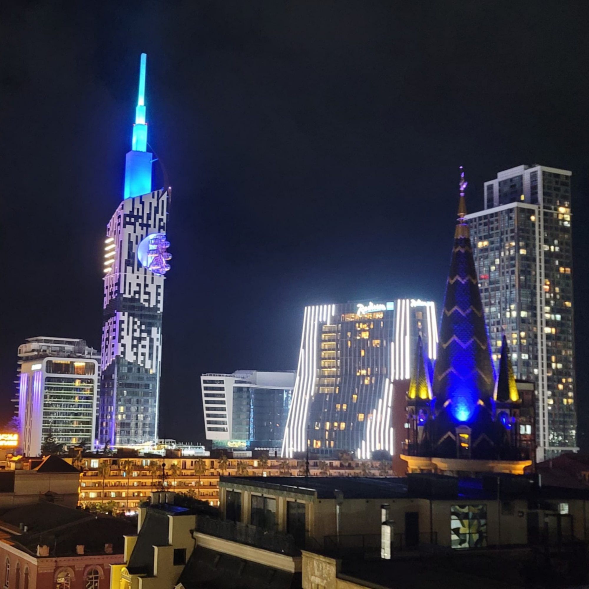 Panorama nocnego Batumi i nowoczesnych wież przy Placu Europejskim