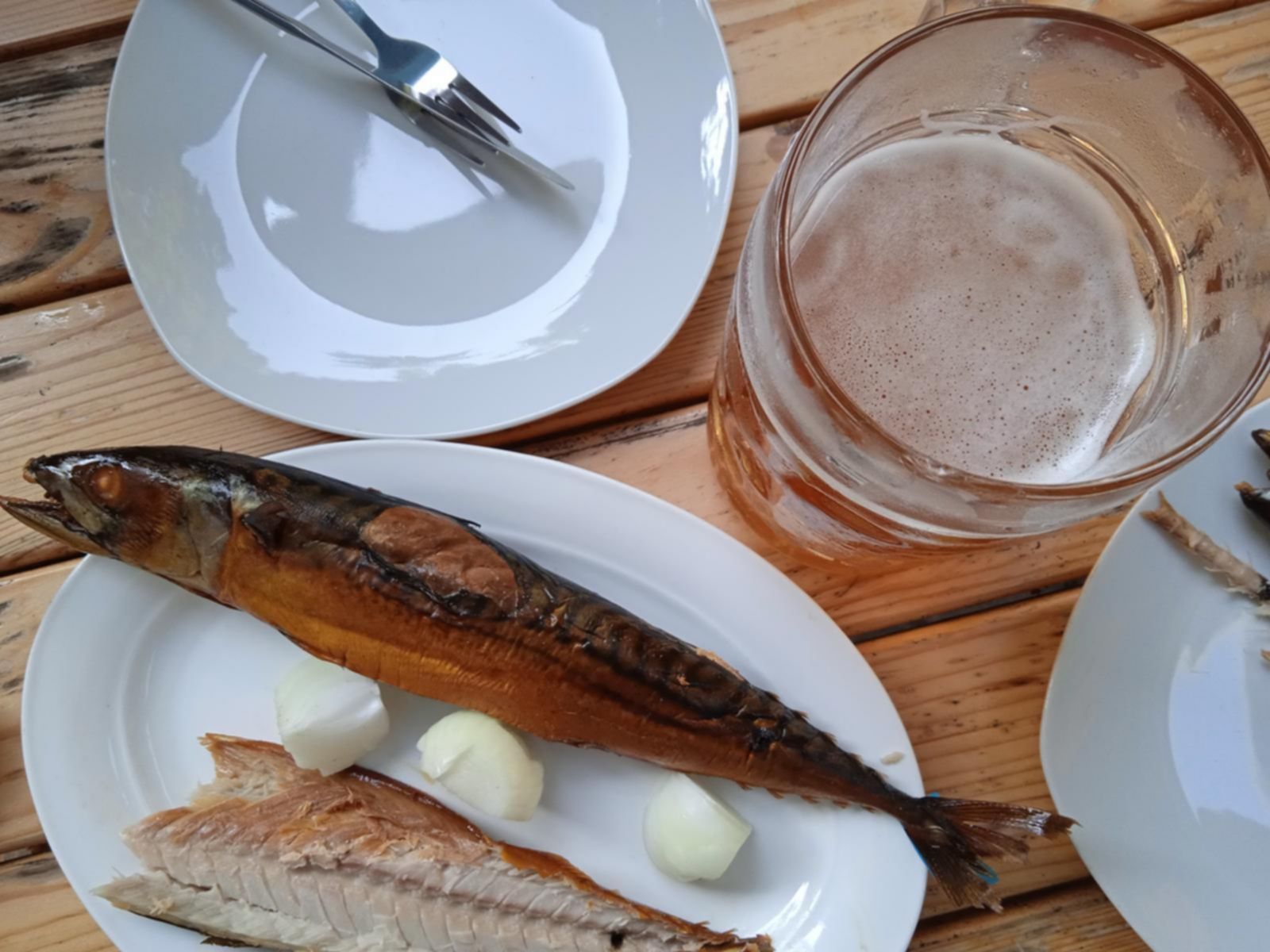 wędzona makrela i piwo w batumskim browarze Gruzja