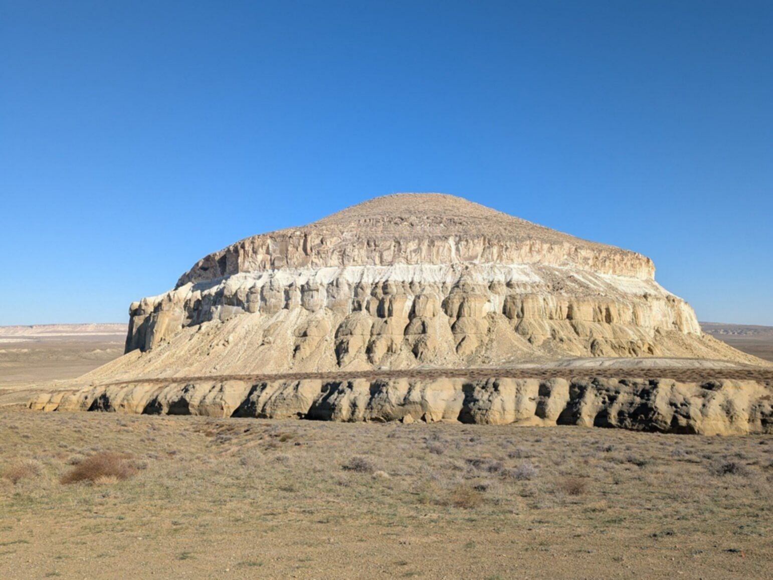 Góra Bokty w regionie Mangystau w Kazachstanie – charakterystyczna samotna góra o kształcie stołu.