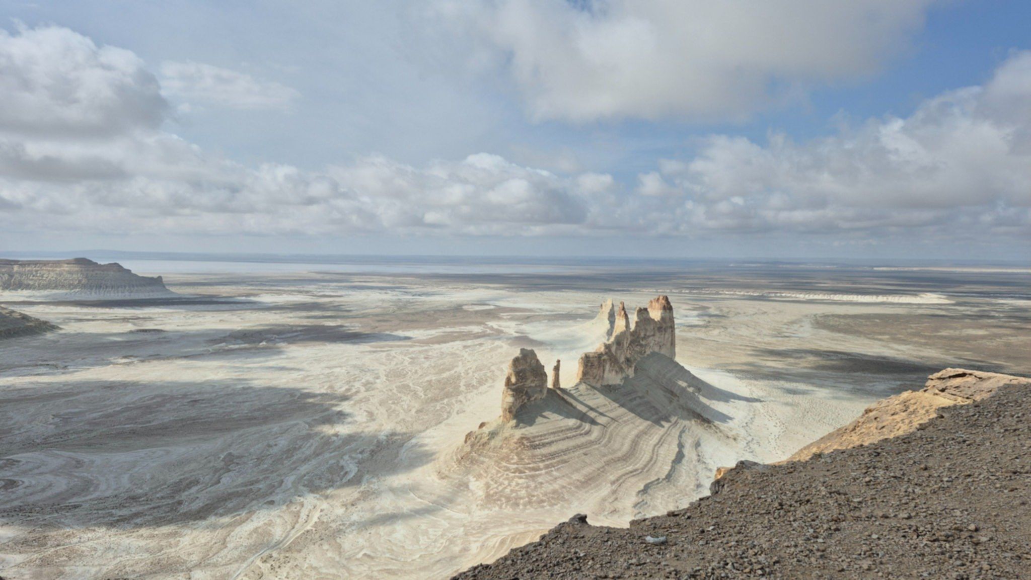 Bozzhyra na płaskowyżu Ustyurt w Kazachstanie – słynne wapienne iglice i klify Mangystau.