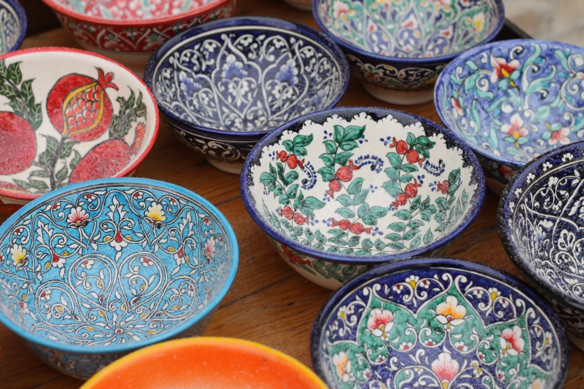 Tradycyjna ręcznie malowana ceramika uzbecka