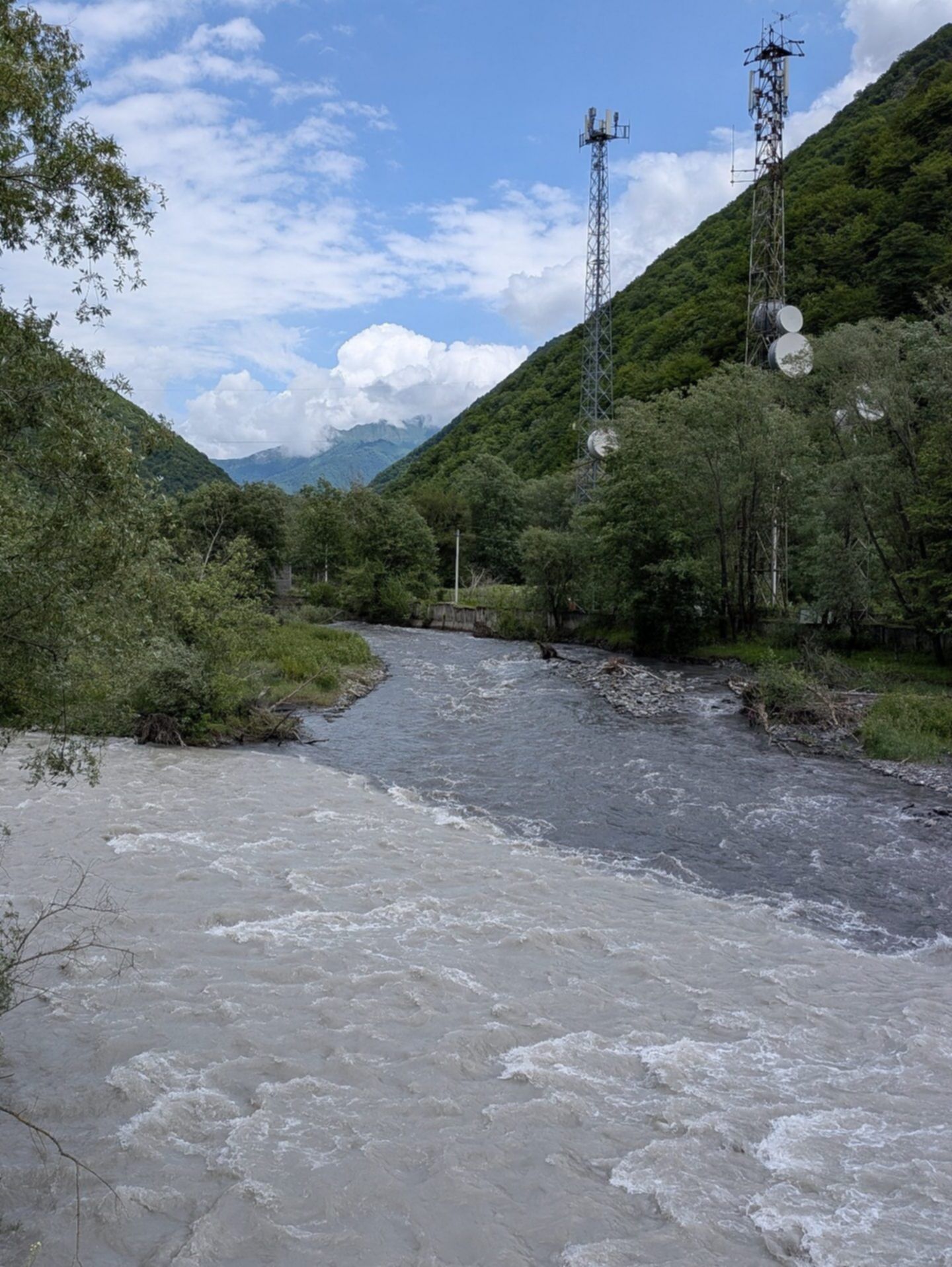 Miejsce połączenia Czarnej i Białej Aragwi w Gruzji, widoczny kontrast dwóch rzek o różnych kolorach wody