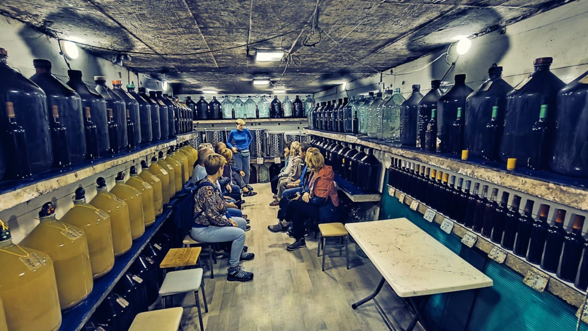 Degustacja domowego wina w tradycyjnej gruzińskiej piwniczce podczas wycieczki z Batumi