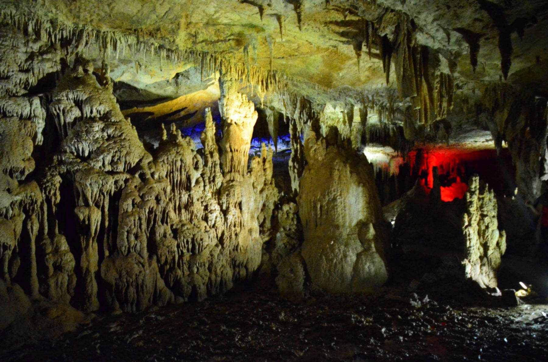 Pięknie podświetlona Jaskinia Prometeusza
