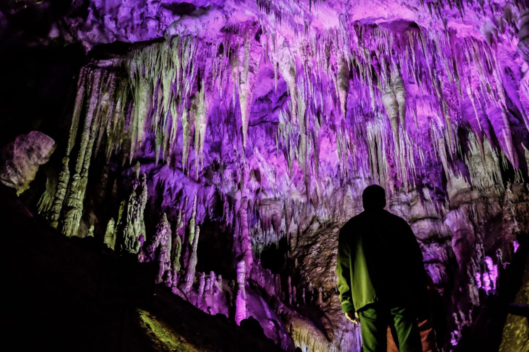 pięknie oświetlona jaskinia prometeusza w okolicach kutaisi