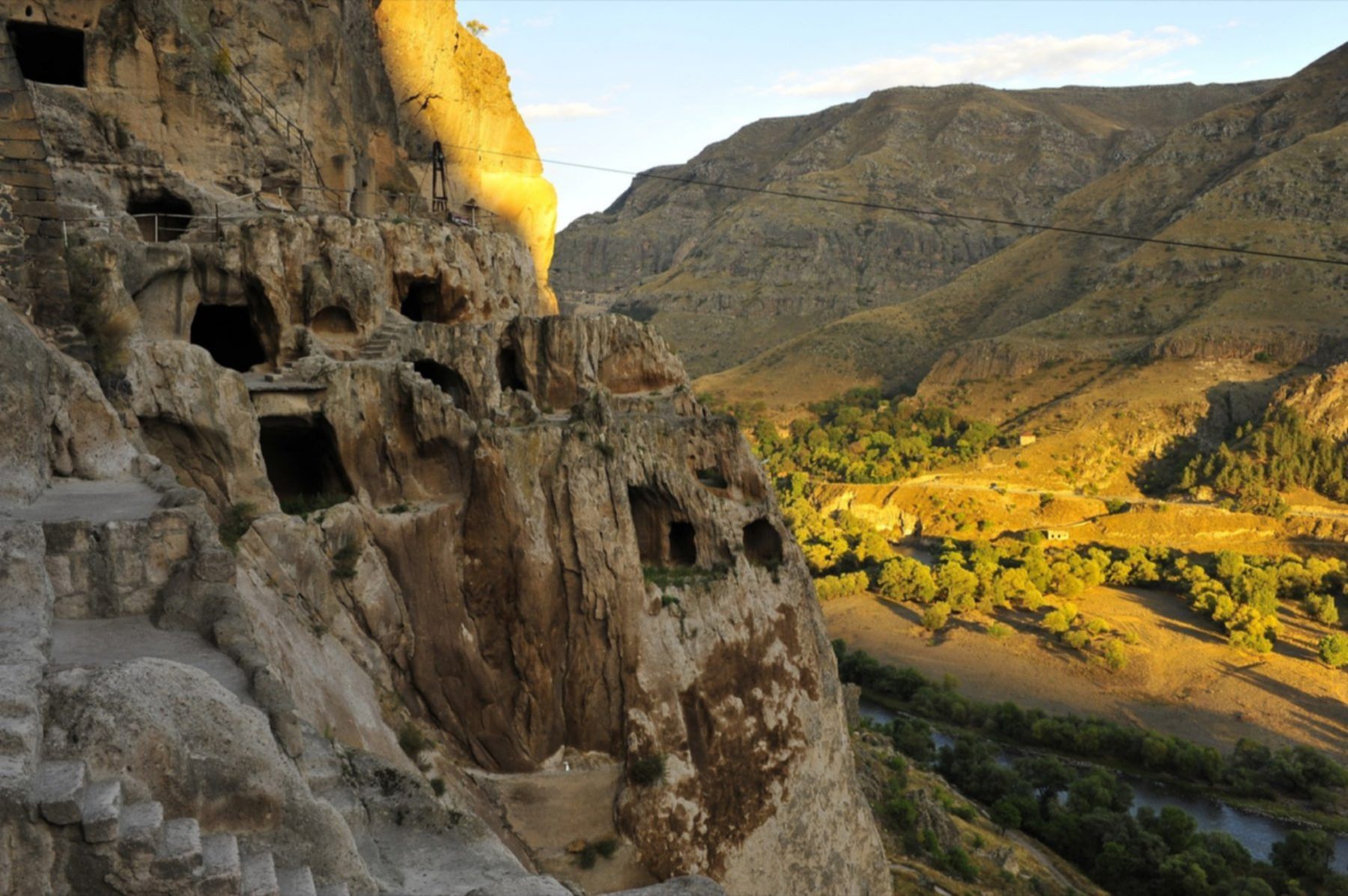 dwunastowieczne skalne miasto wardzia