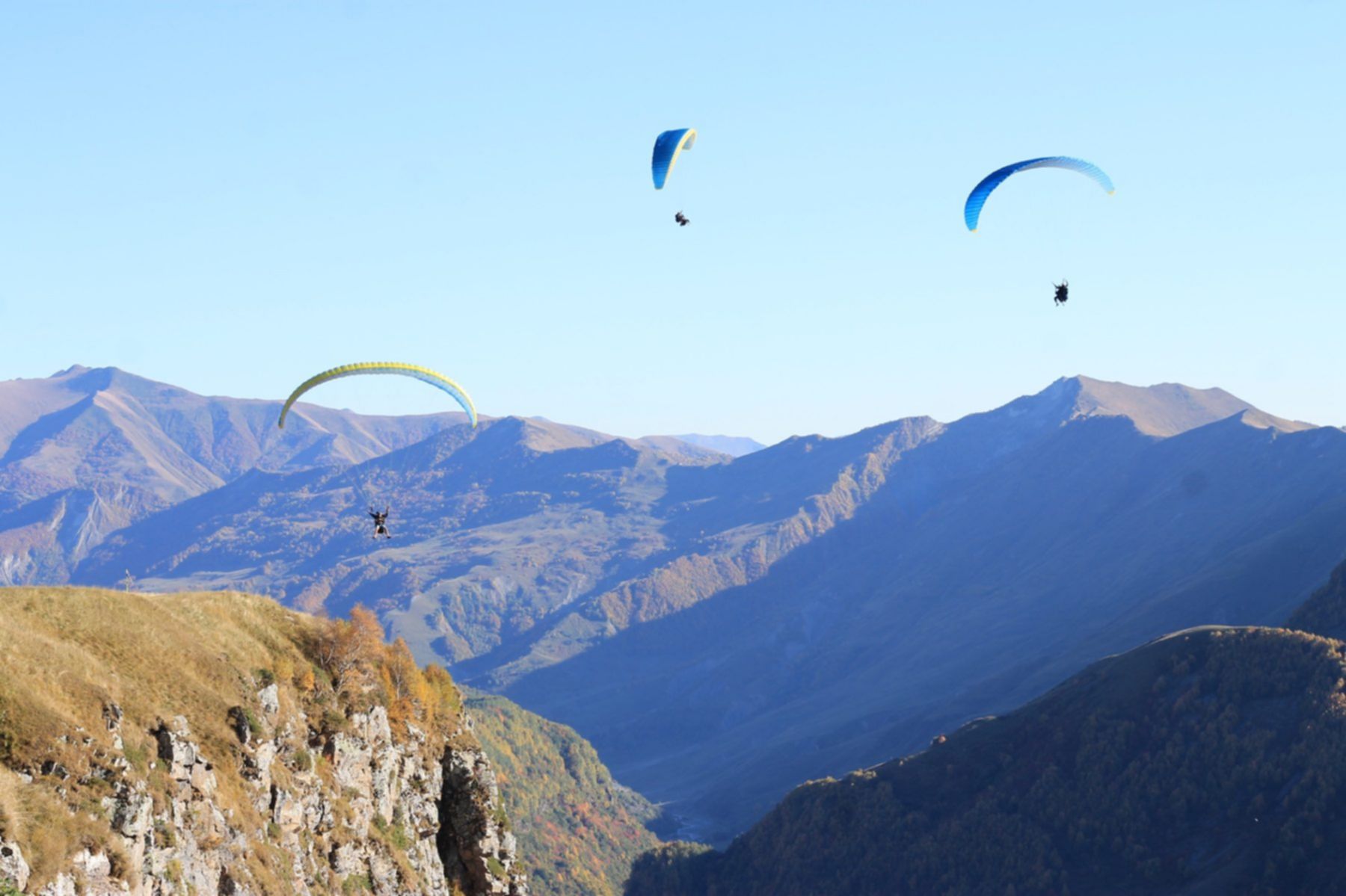 paralotniarze w gudauri na wysokim kaukazie