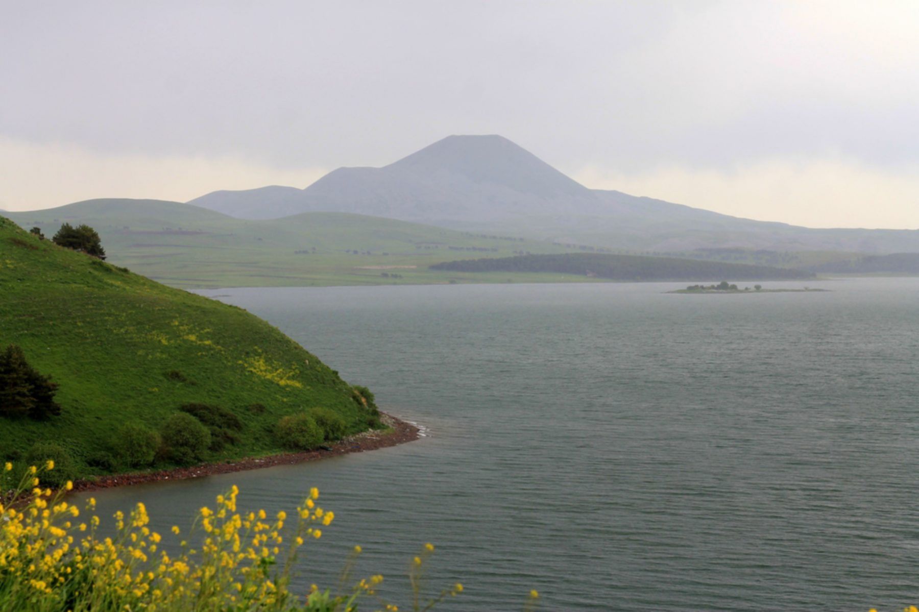 wulkaniczne jezioro tabackuri to wygasły krater wulkaniczny