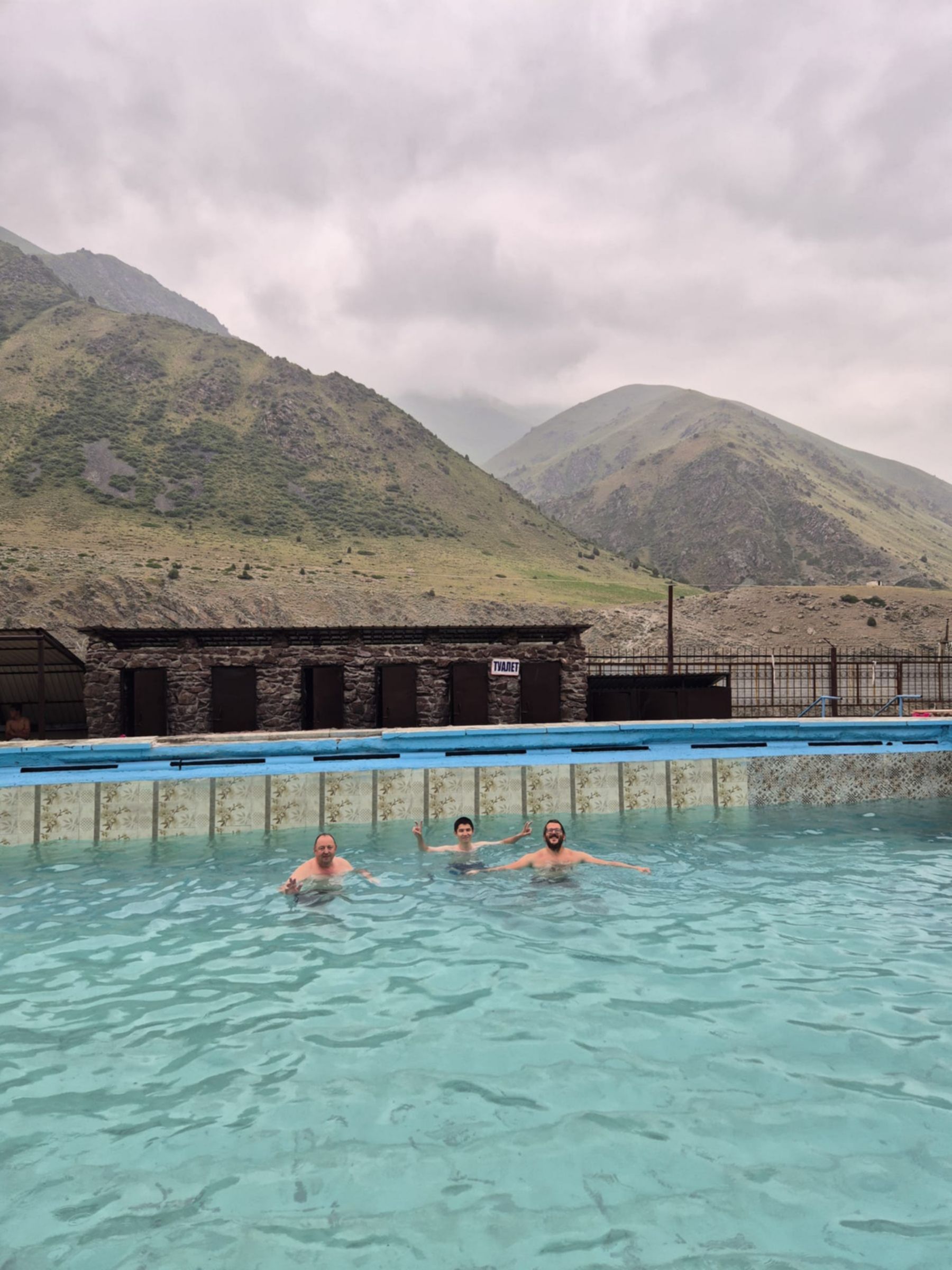 gorące źródła w pobliżu biszkeku w kirgistanie