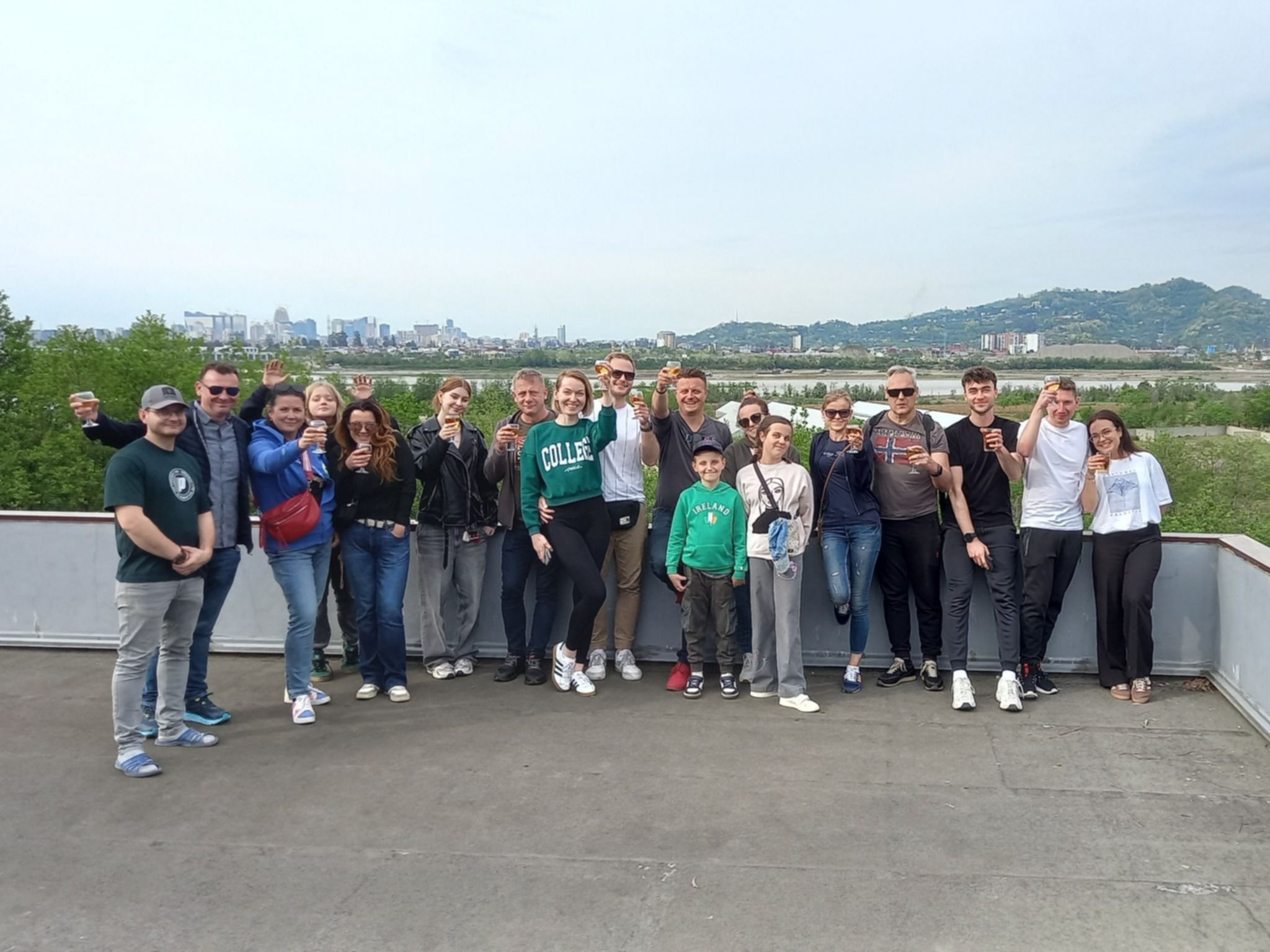Toast lokalnym winem z panoramą miasta Batumi podczas wycieczki "Ukryte perełki Aadżarii"