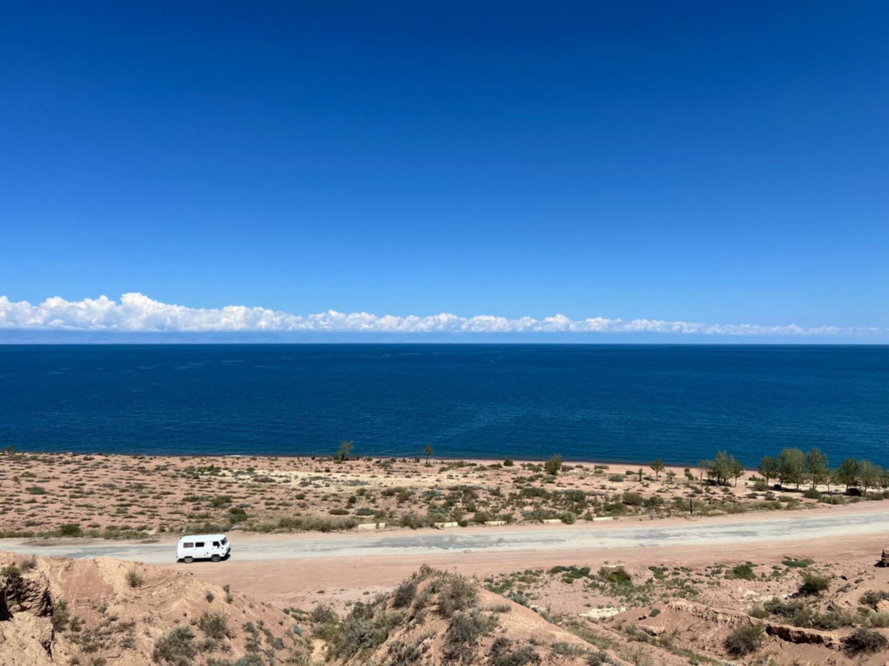 Krystalicznie czyste wody jeziora Issyk-Kul w Kirgistanie