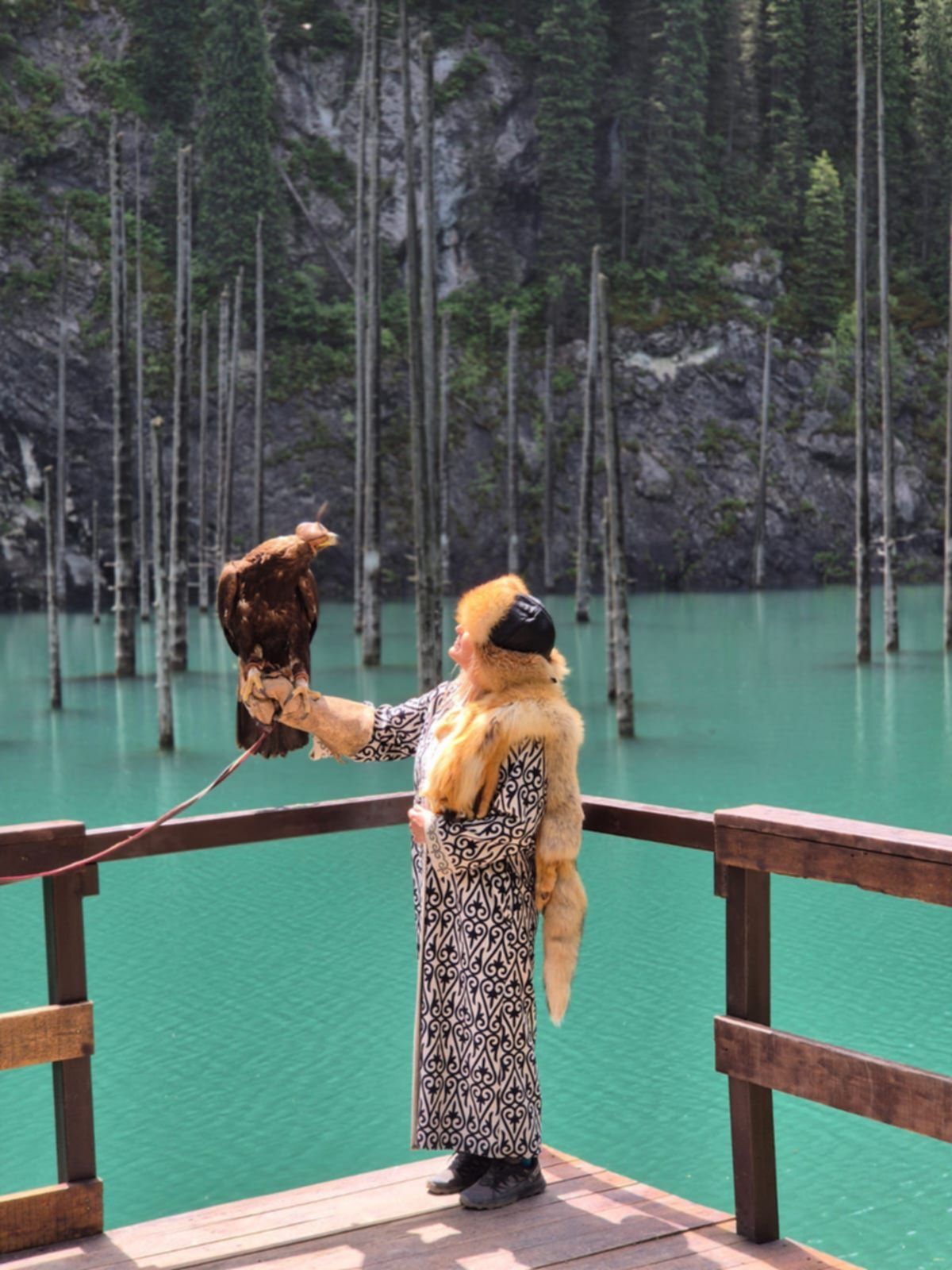 Nad jeziorem Kajndy można sobie zrobić zdjęcie w ludowym stylu