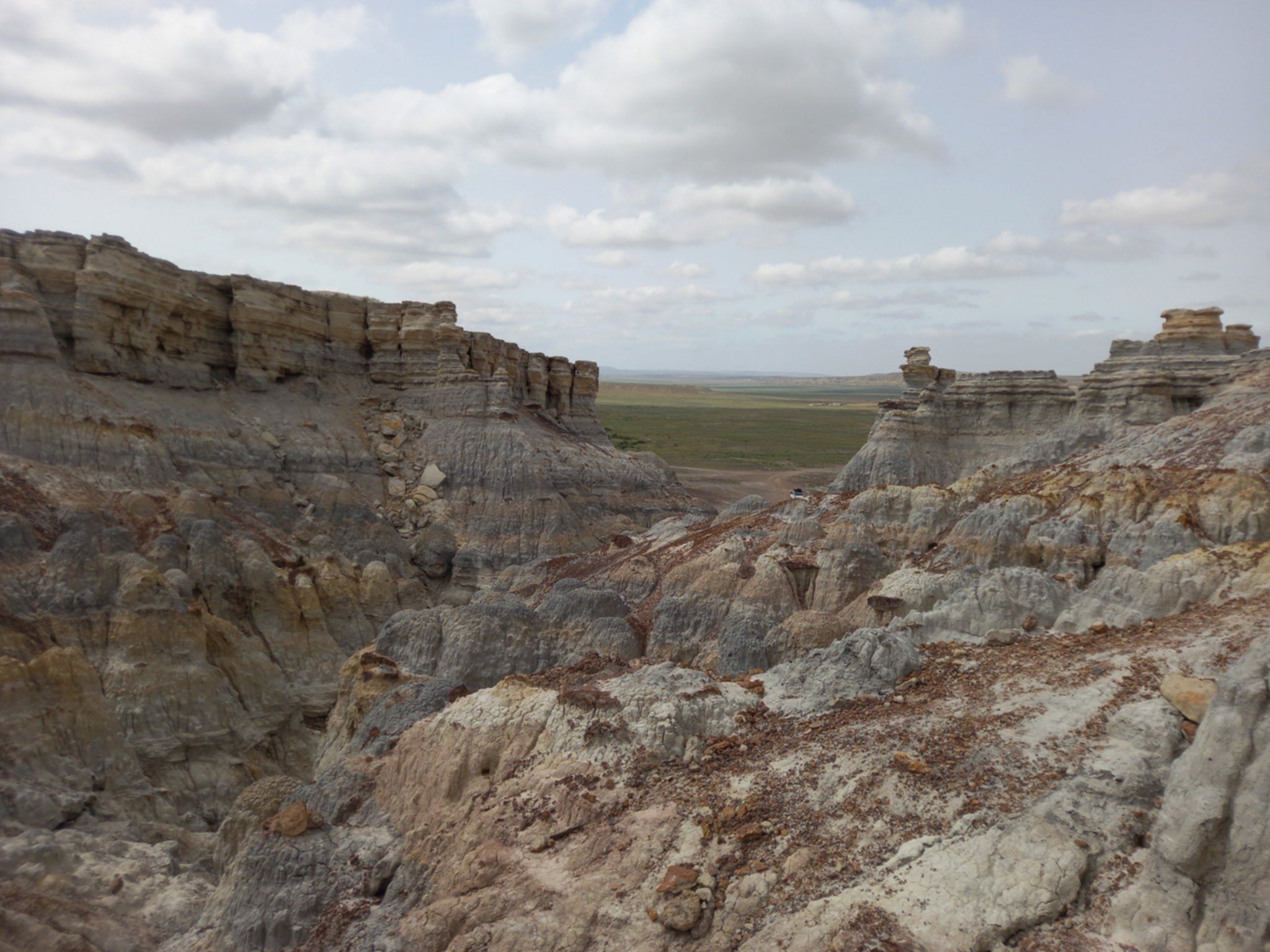 Jurajskie gliny Kok-kala w Mangystau w Kazachstanie – kolorowe warstwy skał powstałe 170–200 milionów lat temu.