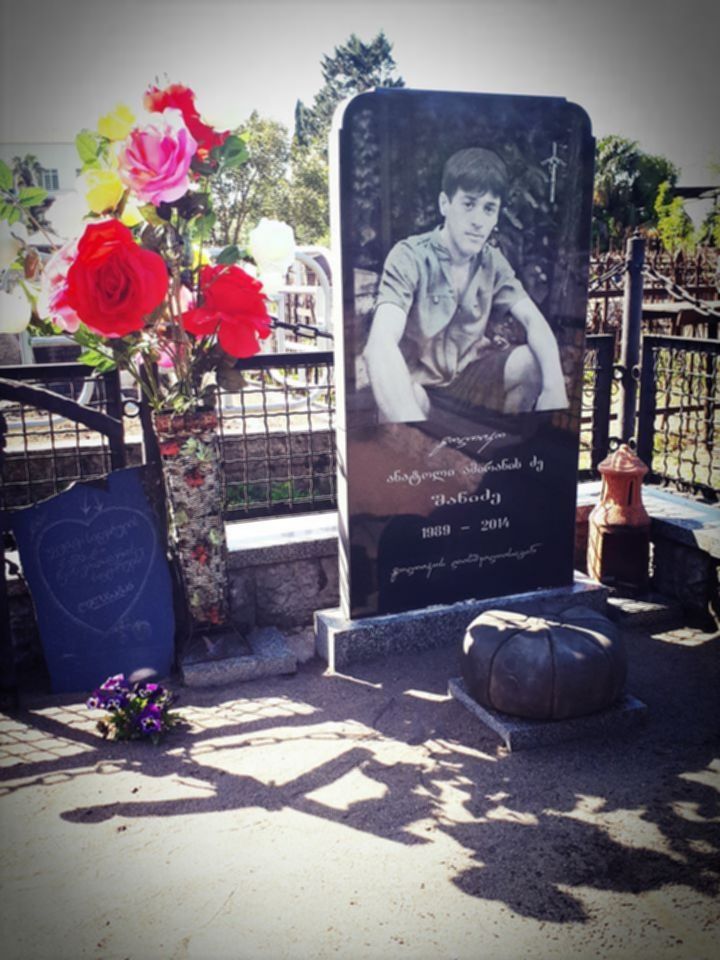 Grób zawodnika Lelo Burti w Gruzji – tradycje i pamięć o zmarłych graczach