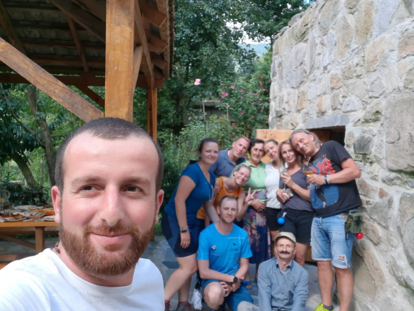 Trekking i uczta w Maczacheli – gościnność i wspólny czas po dniu w górach