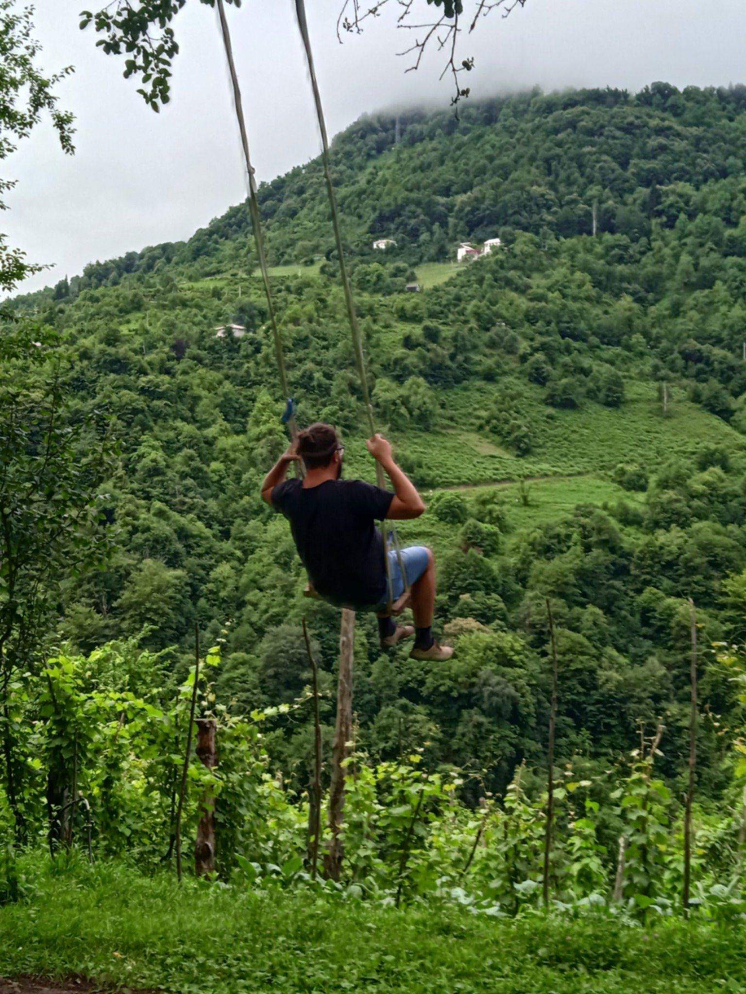 Huśtawka z widokiem na dolinę Maczacheli – chwila relaksu po trekkingu