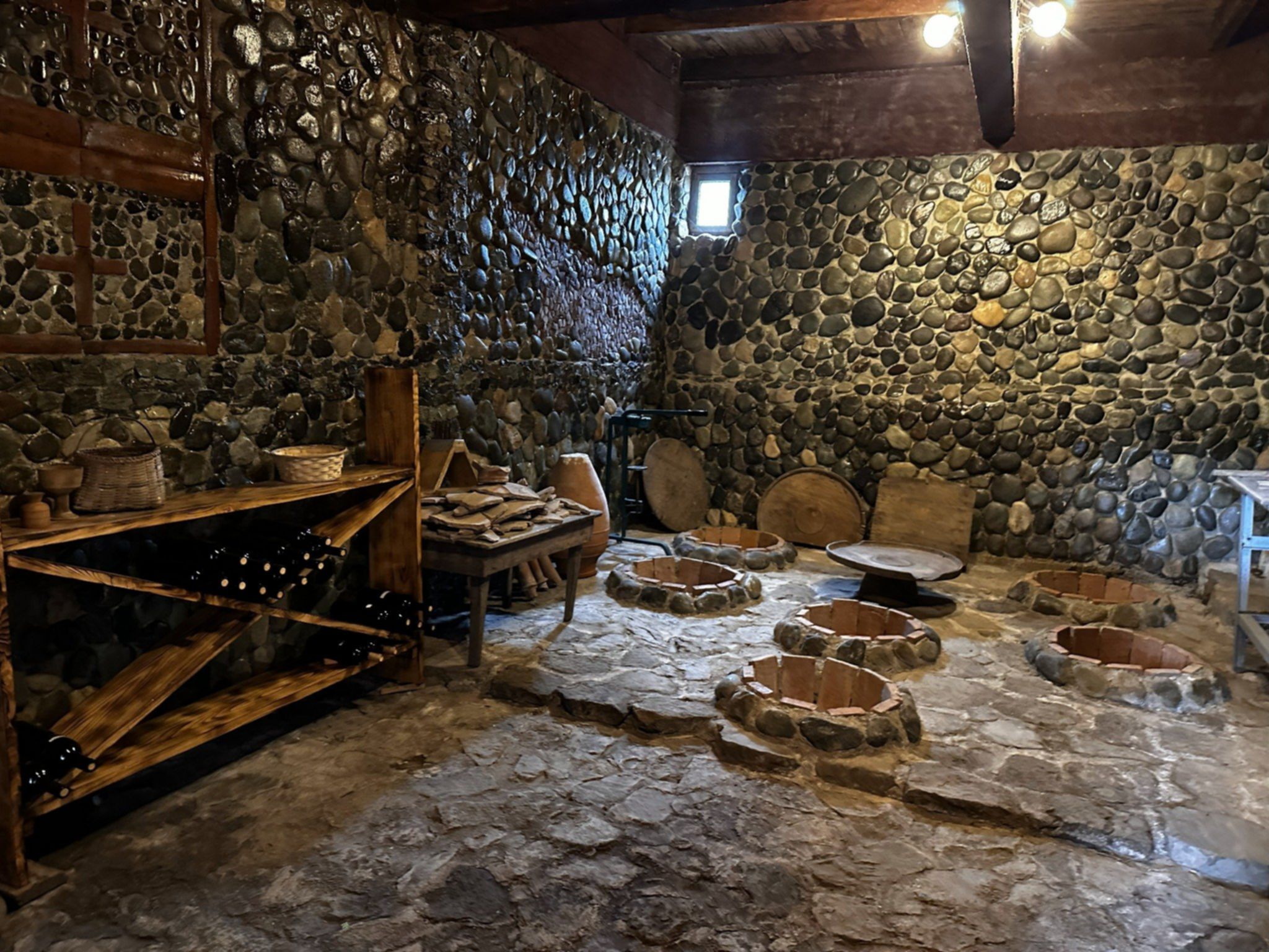 Tradycyjne marani w Adżarii – piwnica z glinianymi kwewri do produkcji wina