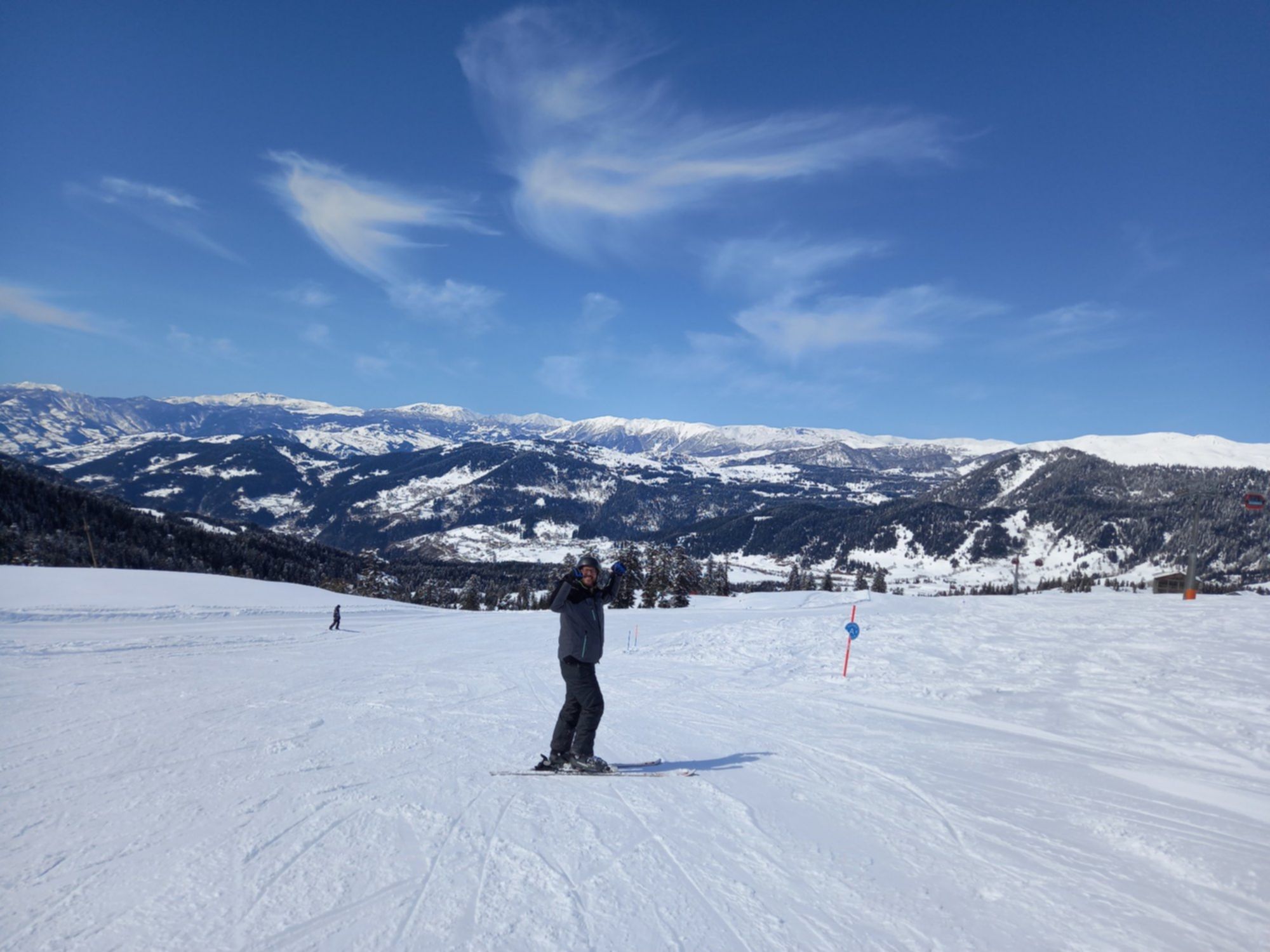 Ośrodek narciarski Goderdzi w Gruzji – szeroki, pusty stok z widokiem na Mały Kaukaz