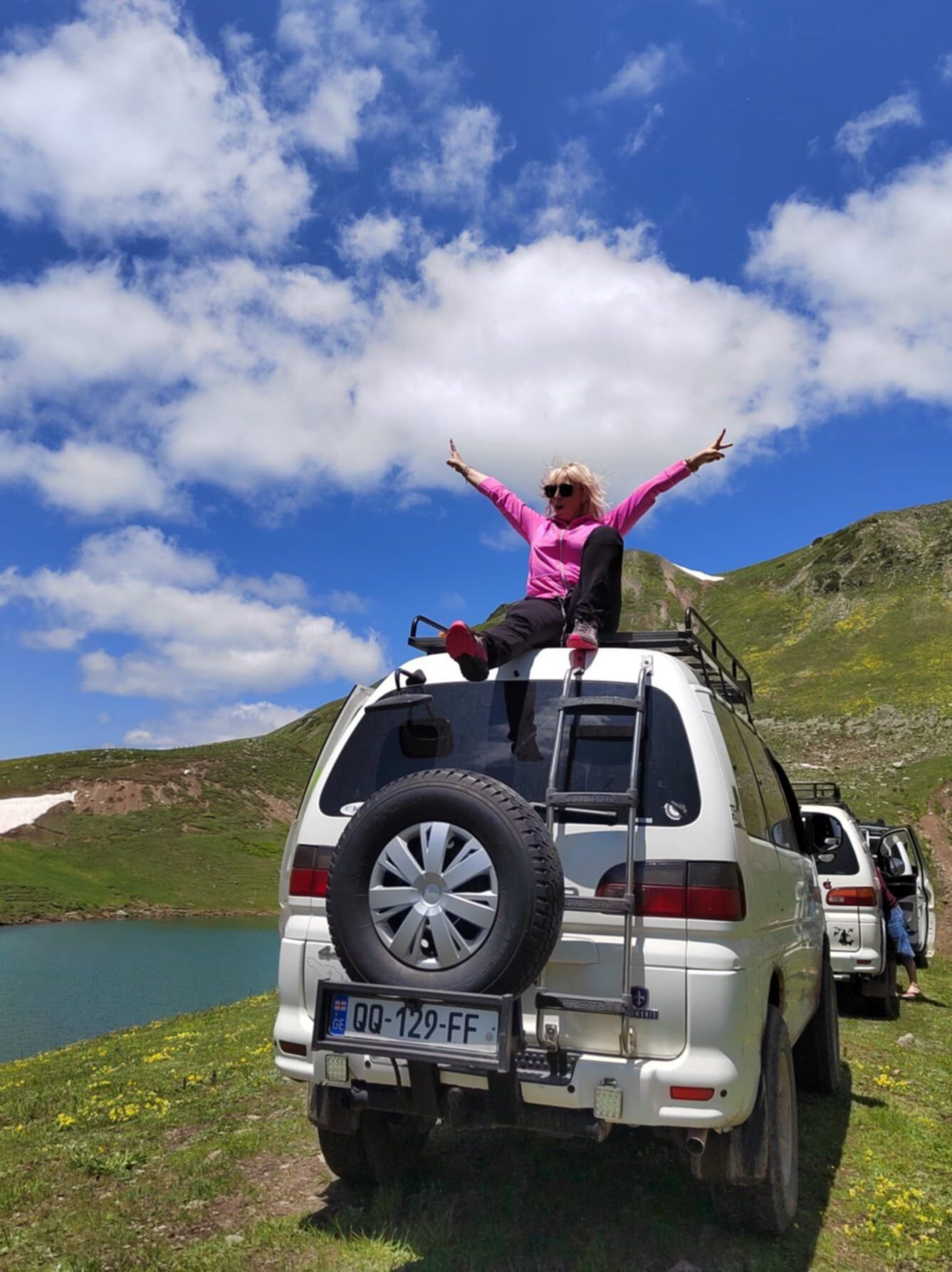 Postój nad górskim jeziorem w Małym Kaukazie – chwila odpoczynku podczas off-roadu 4x4