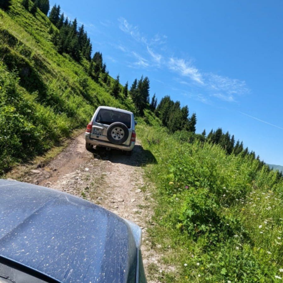 Off-road w Małym Kaukazie – samochody 4x4 na górskiej, kamienistej trasie w Adżarii