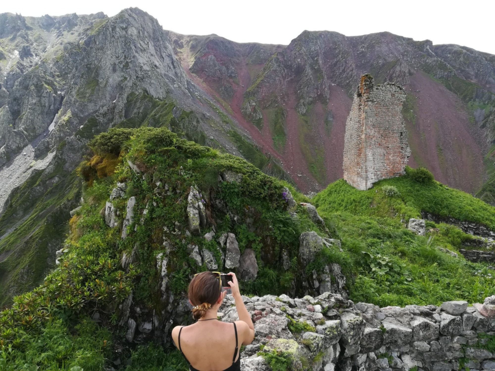 Ruiny twierdzy Khikhani w Małym Kaukazie – historyczny punkt na trasie wyprawy off-road