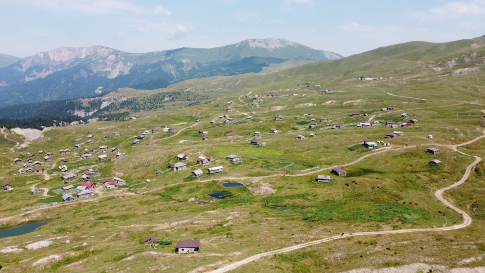 Rozsiana po górskich halach wioska Małego Kaukazu – widok z drona podczas wyprawy off-road