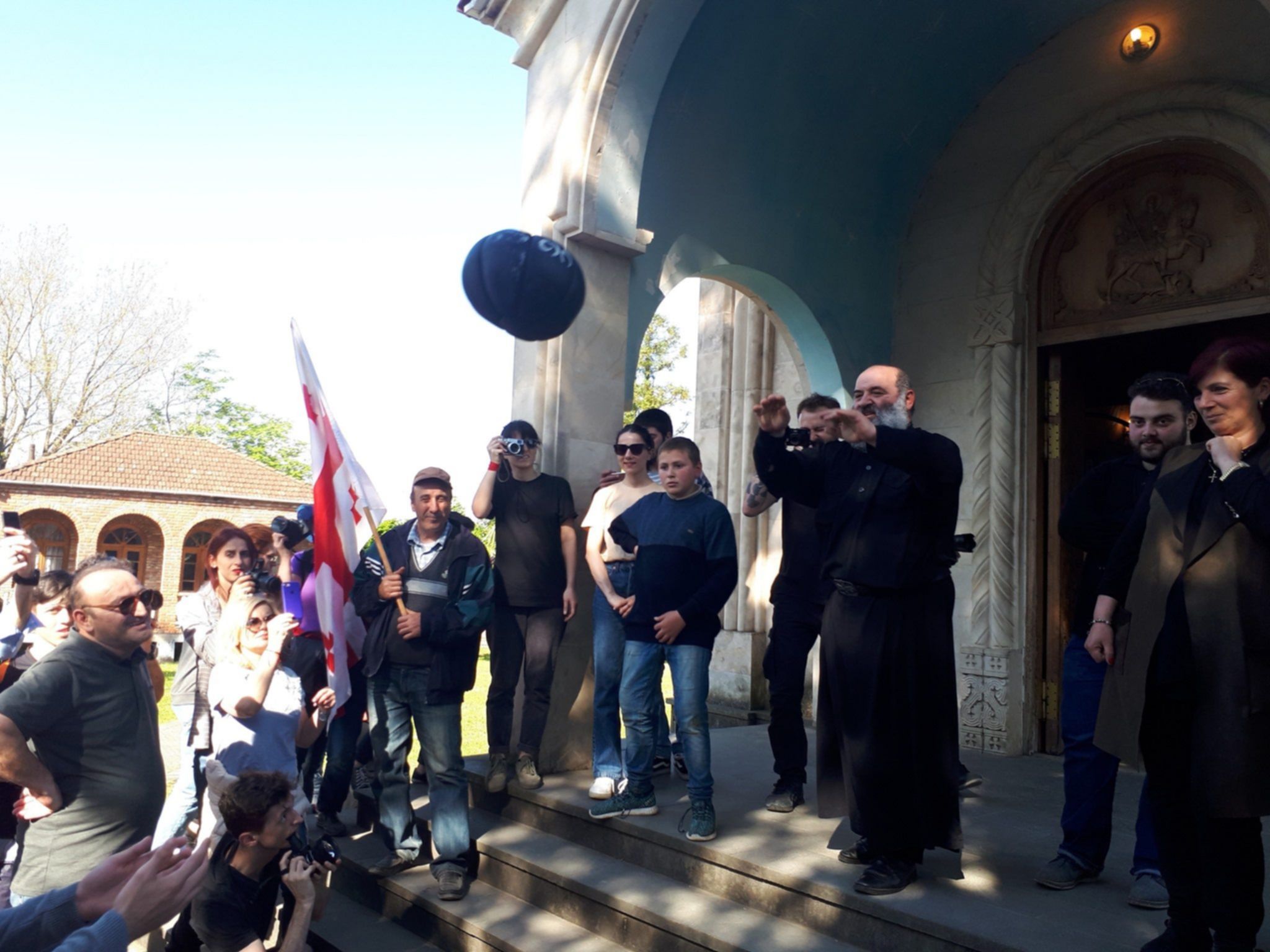 pop przuca piłką w ramach rozgrzewki do lelo burti