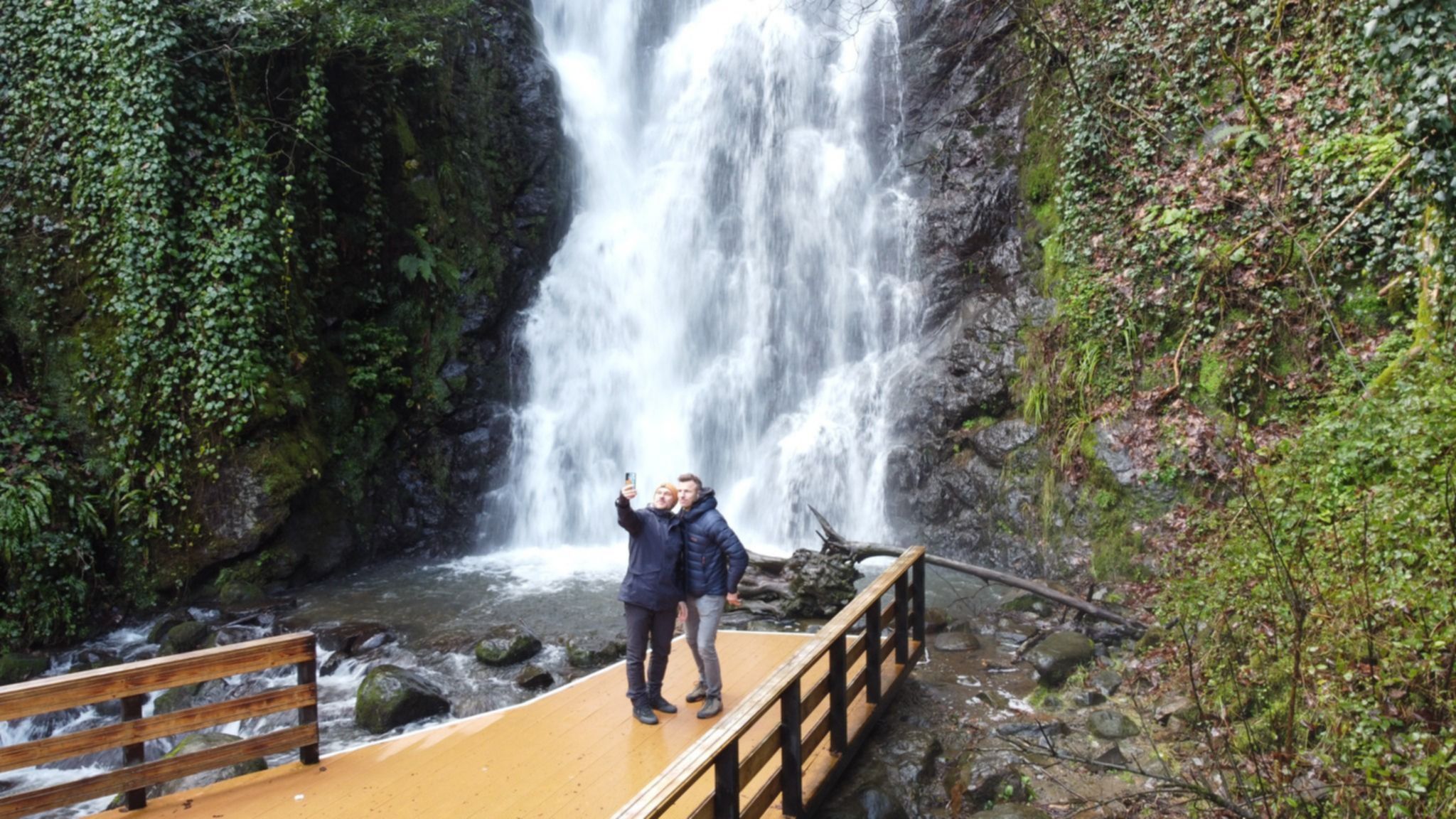 Wodospad w wiosce Mirveti w Adżarii, Gruzji – spacer kładką i bliski kontakt z naturą