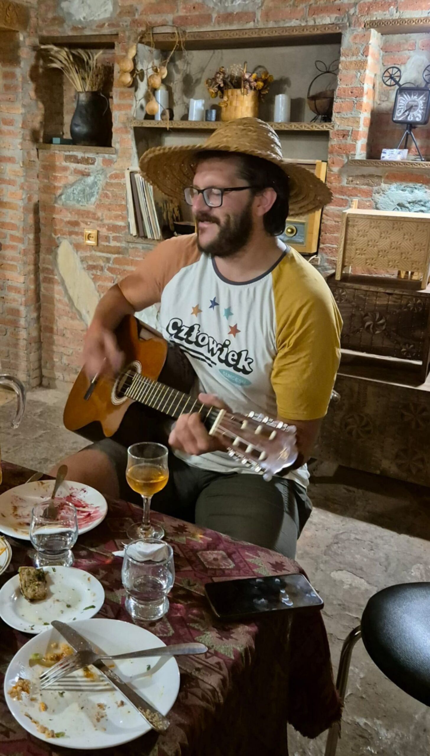 nasz przewodnik Tomek gra na gitarze w Oni, w Raczy