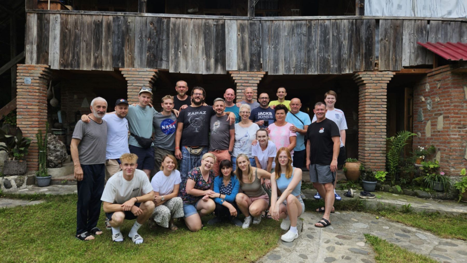 nasza grupa pozuje do zdjęcia z Tomurem z Oni