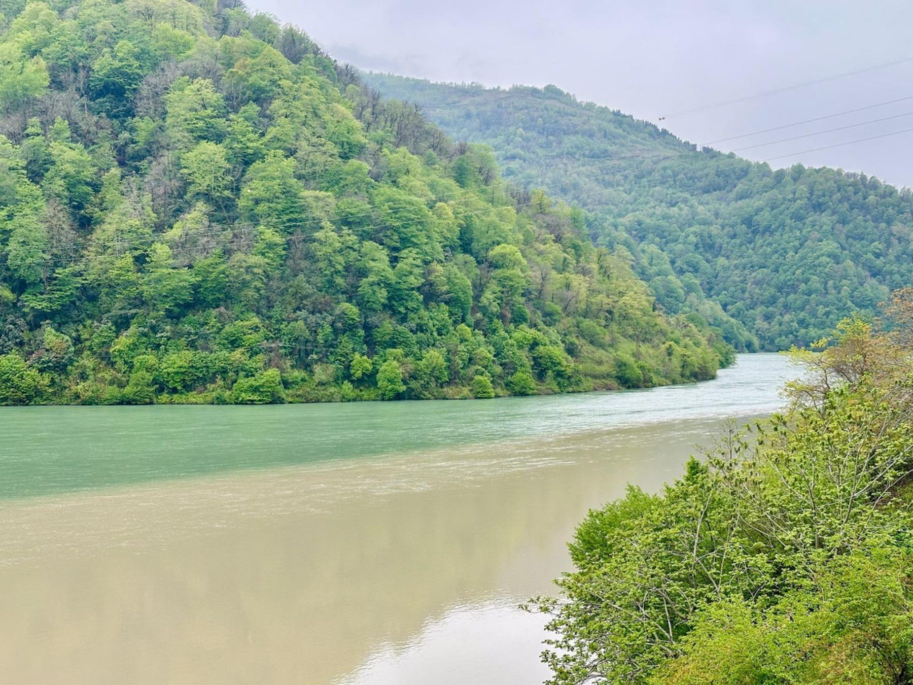 Charakterystyczne kolorowe połączenie rzek w Adżarii