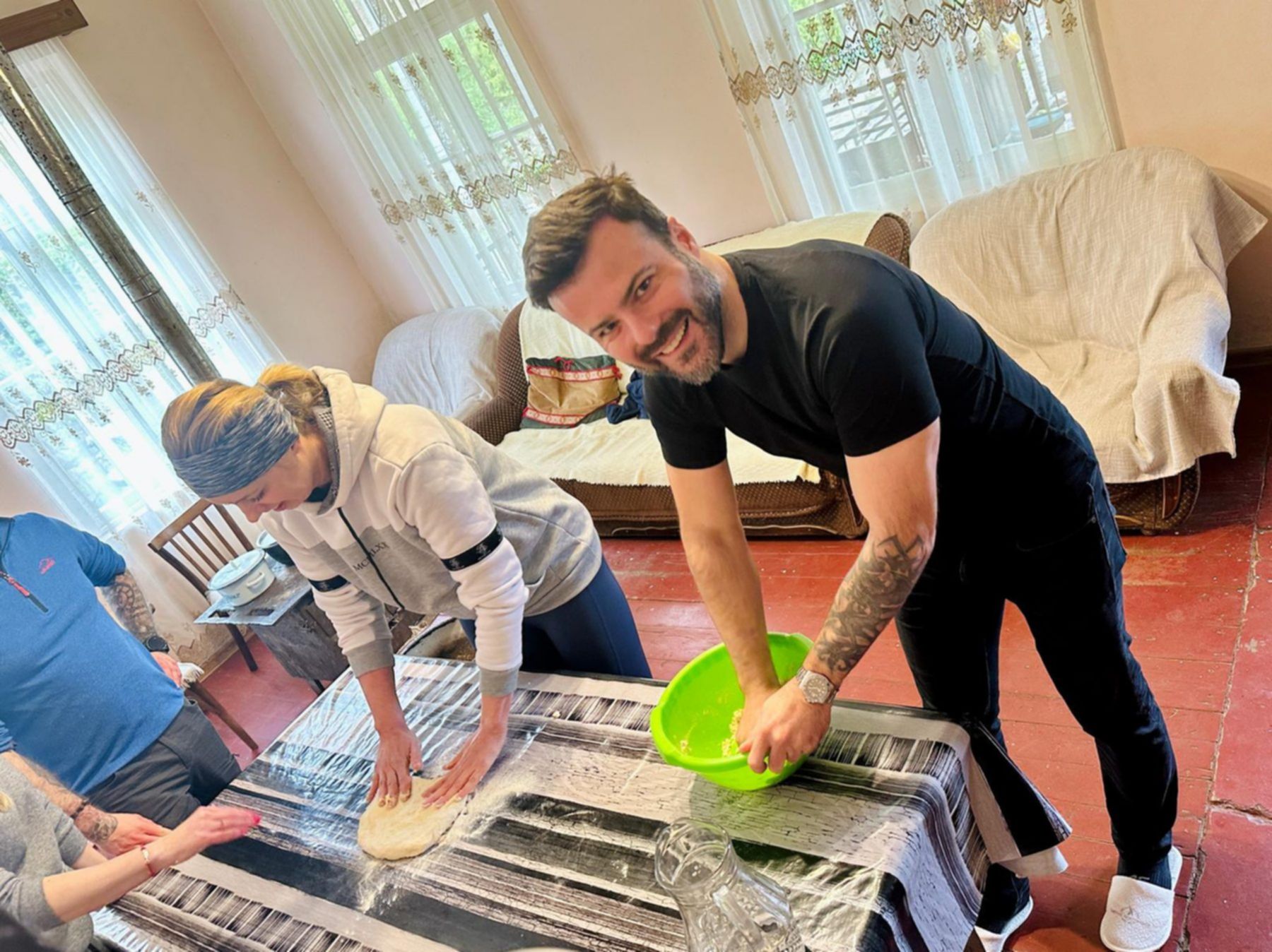 Przygotowywanie tradycyjnych gruzińskich potraw podczas warsztatów kulinarnych z lokalnymi mieszkańcami