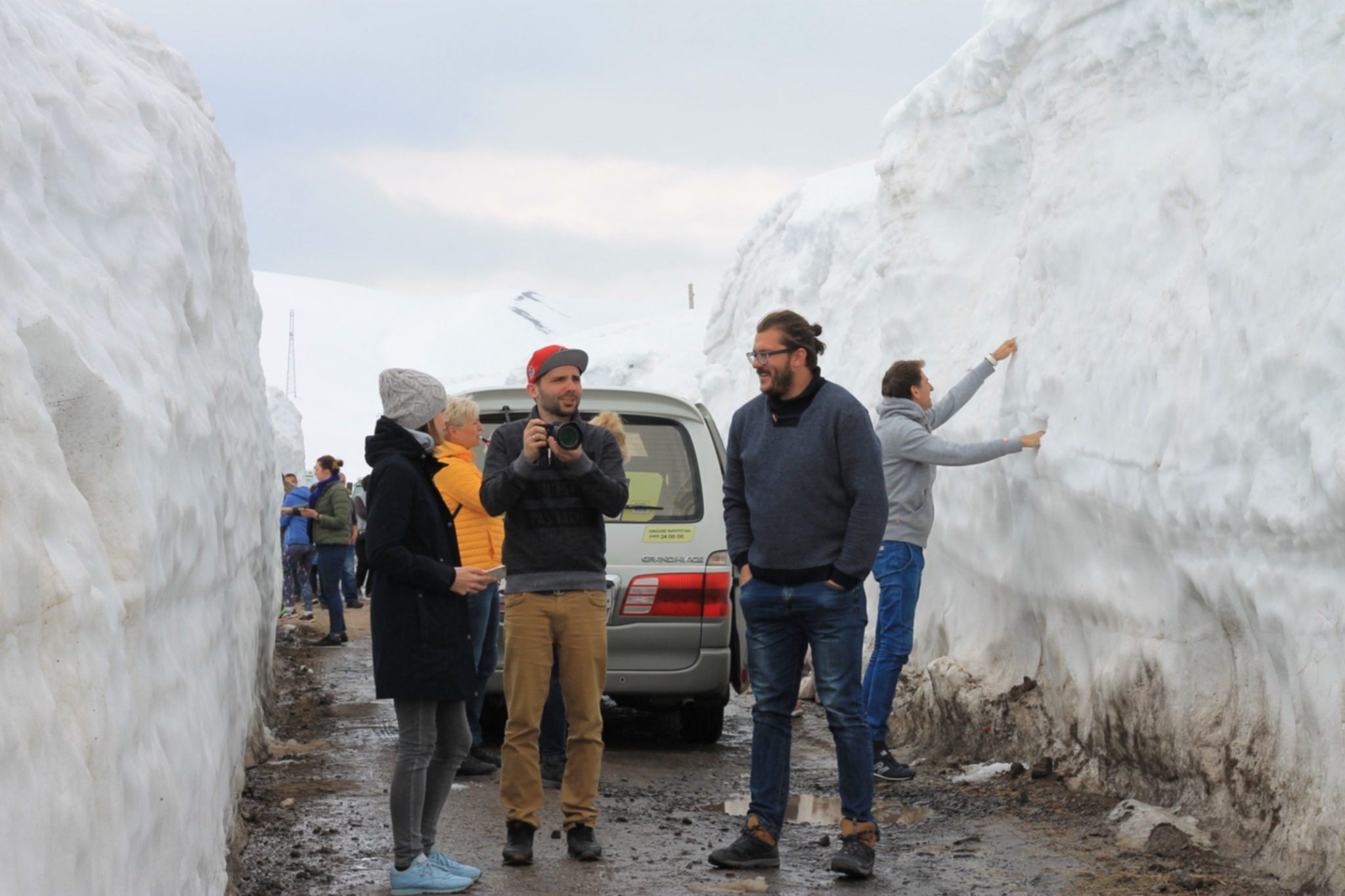 przełęcz goderdzi wiosną to śnieżne korytarze, jak tunele