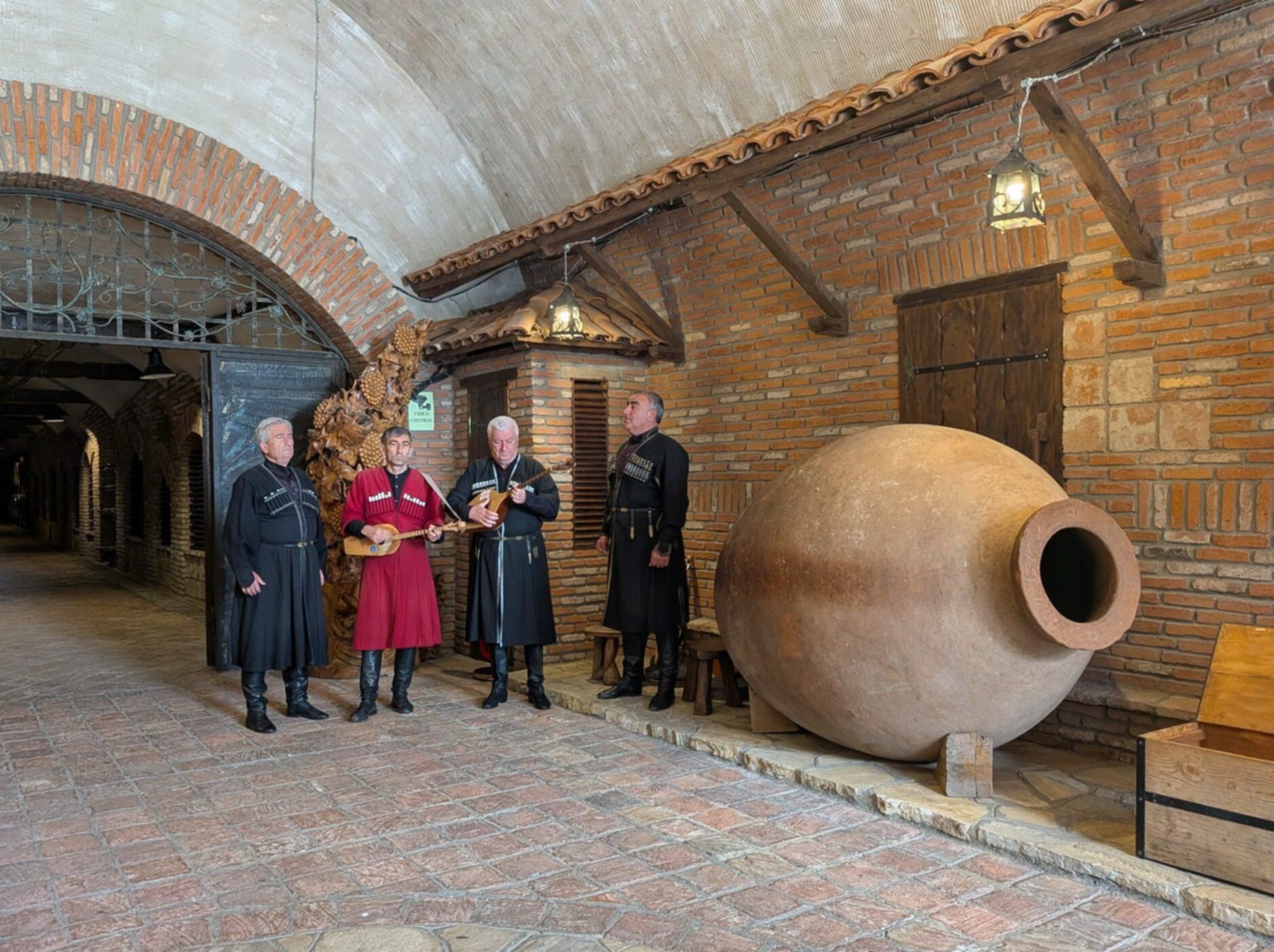 Tradycyjna gruzińska piwnica winna – lokalni muzycy, autentyczna atmosfera i degustacja wina podczas wyprawy do Gruzji