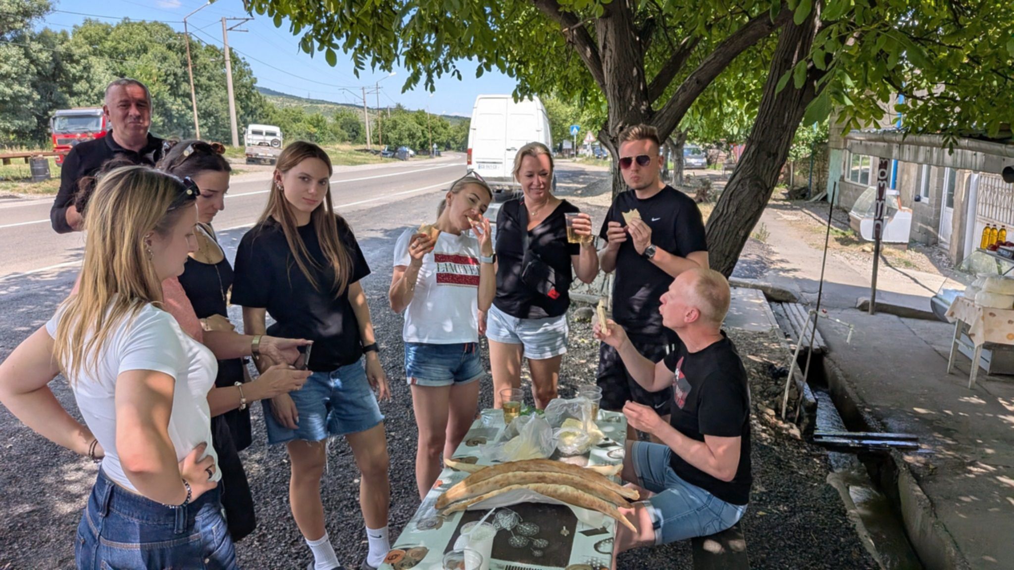 Degustacja lokalnych przysmaków w Gruzji – ser imeruli i świeży chleb szoti z pieca tone podczas postoju w trasie