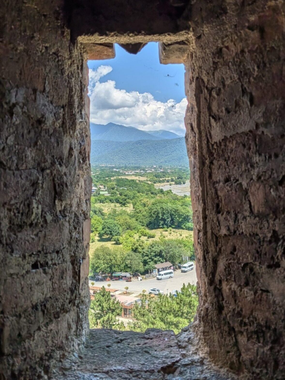 Widok z kamiennej twierdzy na dolinę Kaukazu – historyczne miejsca Gruzji odwiedzane podczas objazdowej wyprawy
