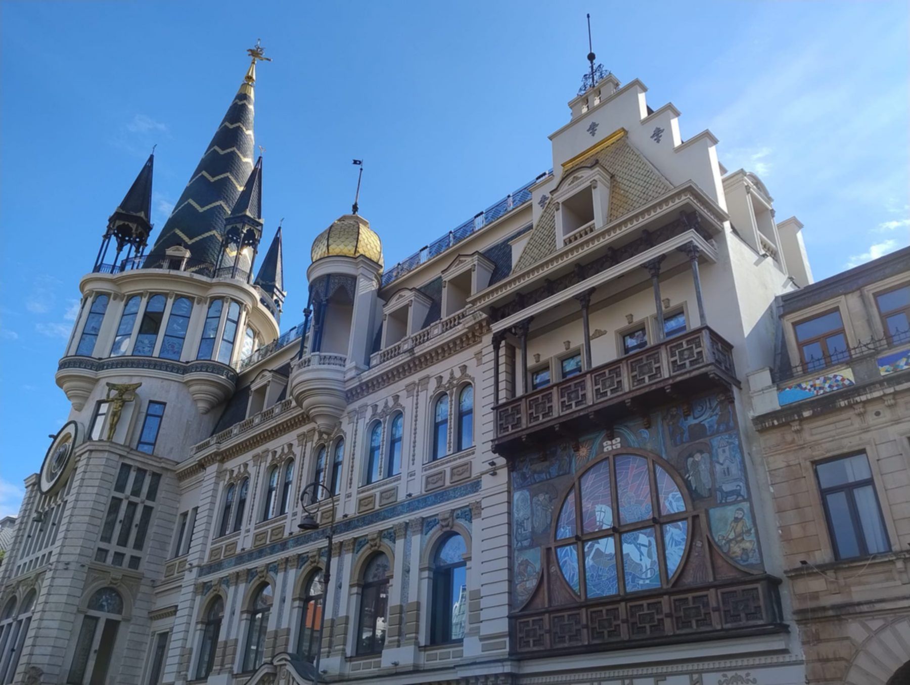 batumi, daw2ny budynek banku z witrażami