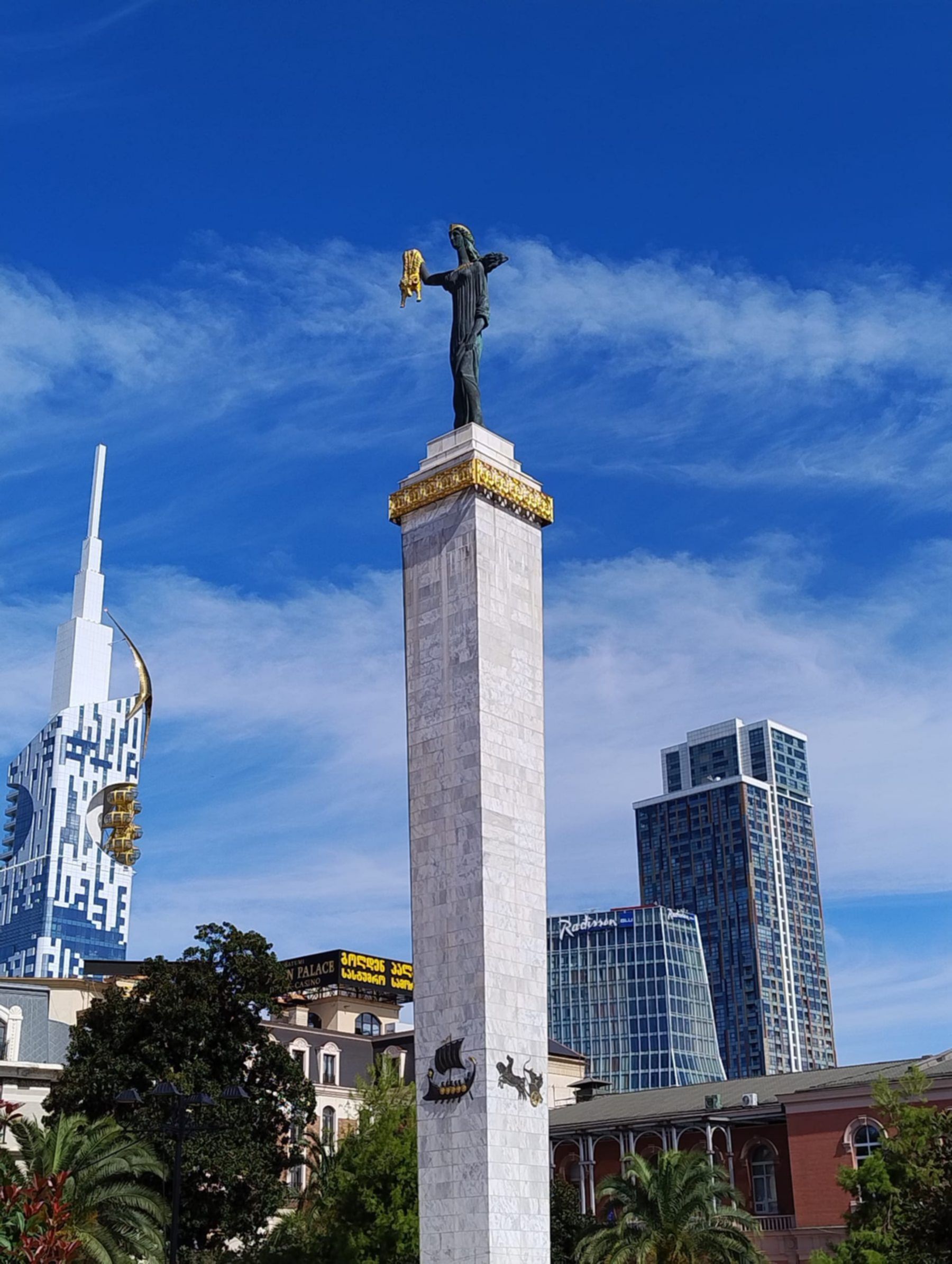batumi, plac europejski i medea, trzymająca złote runo