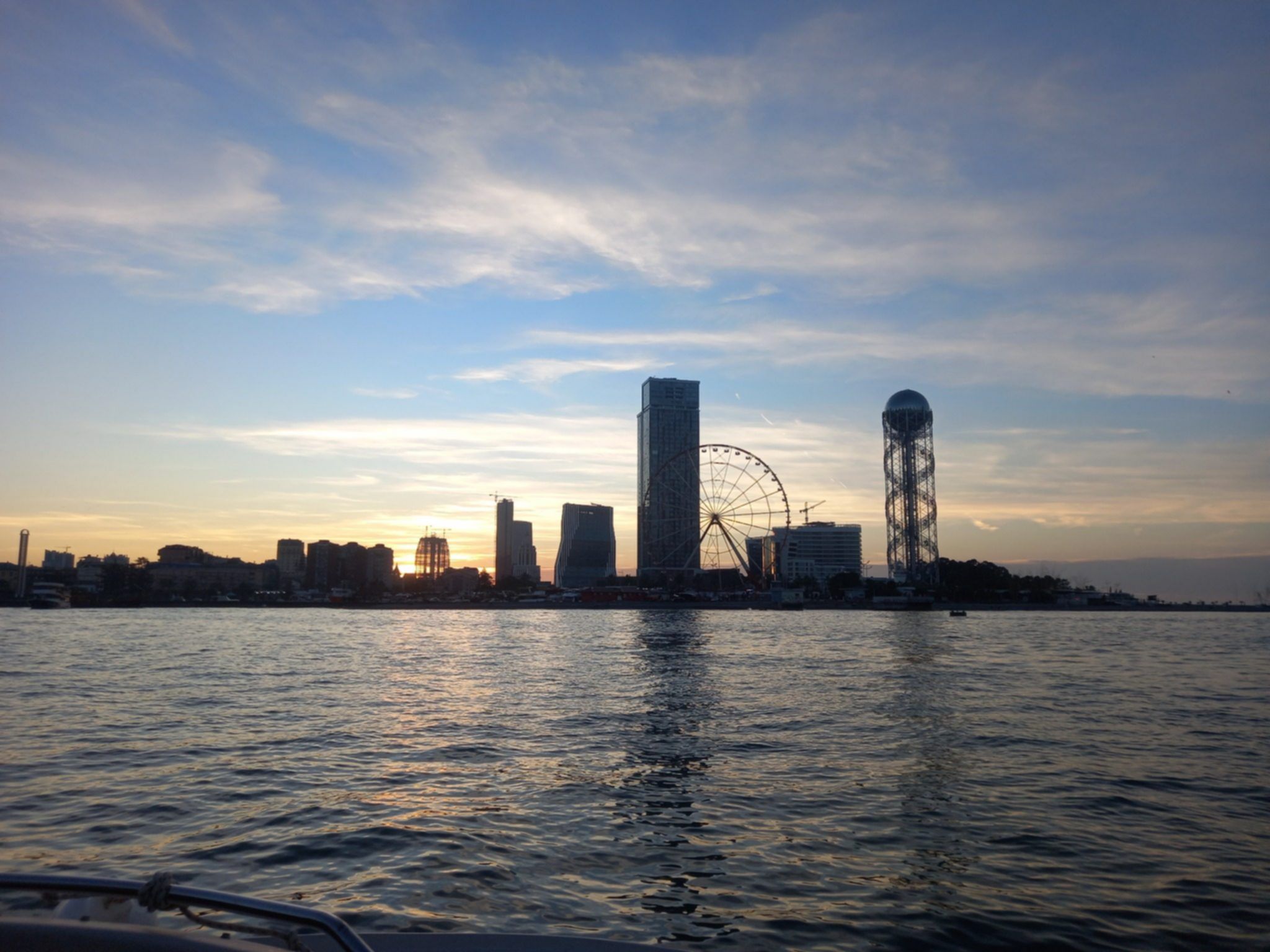 Batumi widziane z morza – panorama miasta podczas rejsu wzdłuż wybrzeża Morza Czarnego